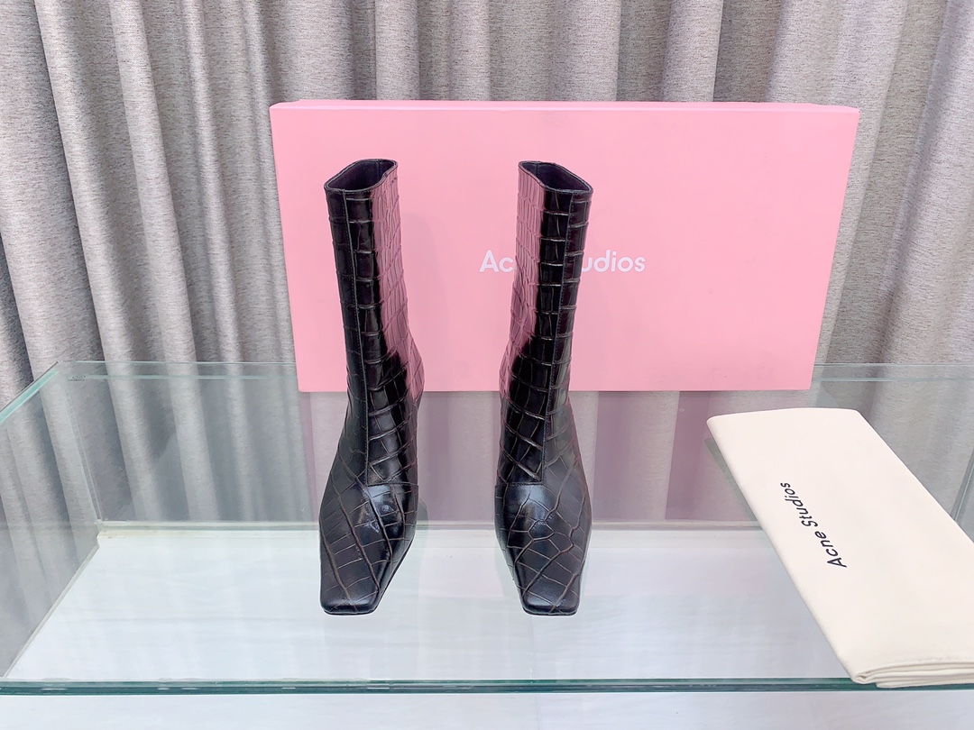Stylish Boots by Acne Studios with Water-Scavenger Fabrication and Sheep Lining - 图片 1