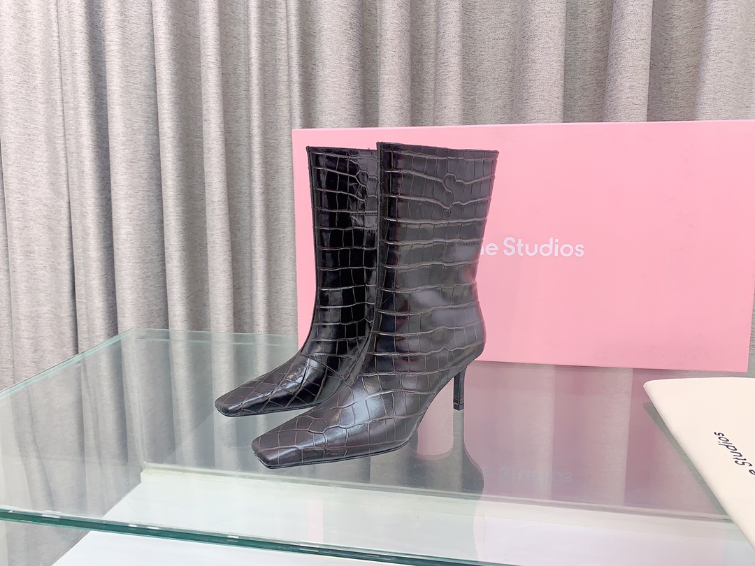 Stylish Boots by Acne Studios with Water-Scavenger Fabrication and Sheep Lining - 图片 3