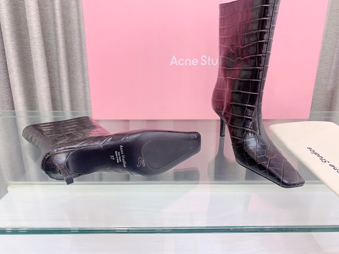 Stylish Boots by Acne Studios with Water-Scavenger Fabrication and Sheep Lining - 图片 7