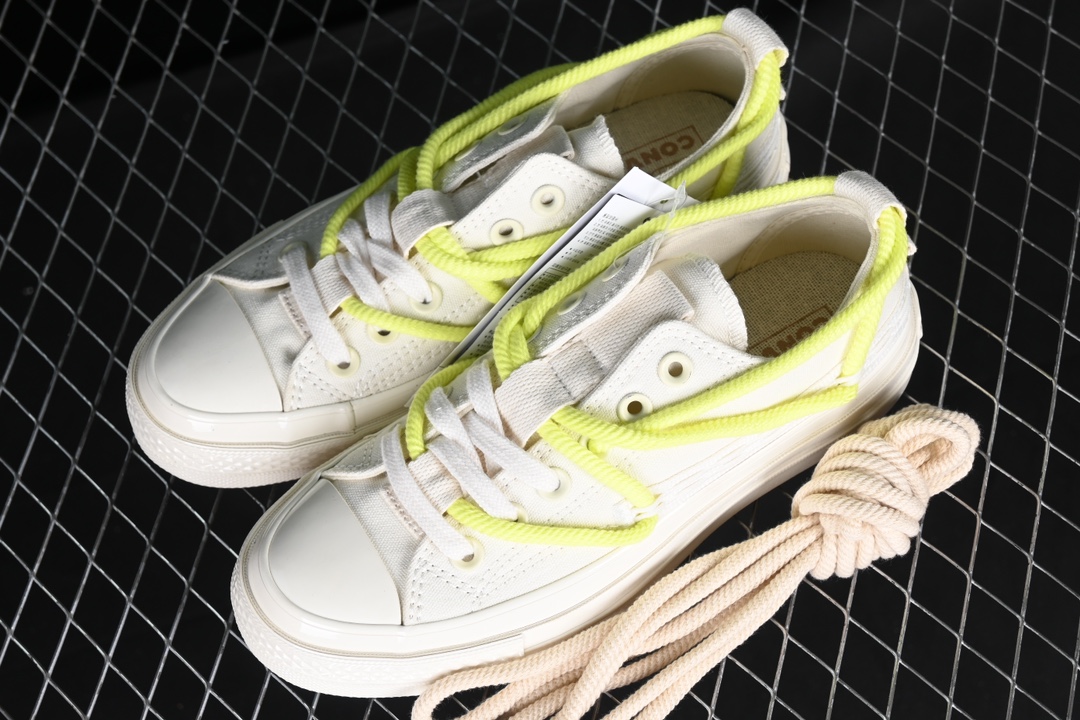 💰160纯原
Converse Chuck 1970s 匡威官方 设计感绑带休闲帆布鞋 A07250C
#经典 Converse造型 出彩加倍 鞋款兼具时尚外观 充满设计感的鞋带为你的造型增添潮流感 赠送两副鞋带
尺码:35 36 36.5 37 37.5 38 39 39.5 40 41 41.5 42 42.5 43 44 M.C3