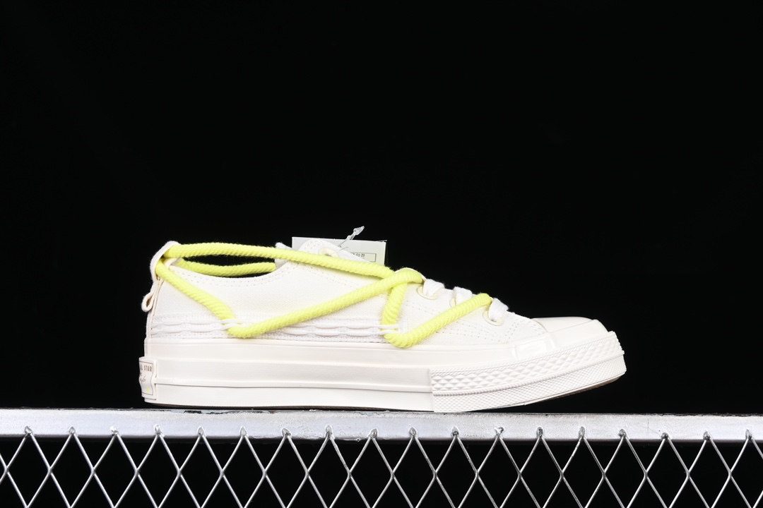 💰160纯原
Converse Chuck 1970s 匡威官方 设计感绑带休闲帆布鞋 A07250C
#经典 Converse造型 出彩加倍 鞋款兼具时尚外观 充满设计感的鞋带为你的造型增添潮流感 赠送两副鞋带
尺码:35 36 36.5 37 37.5 38 39 39.5 40 41 41.5 42 42.5 43 44 M.C3