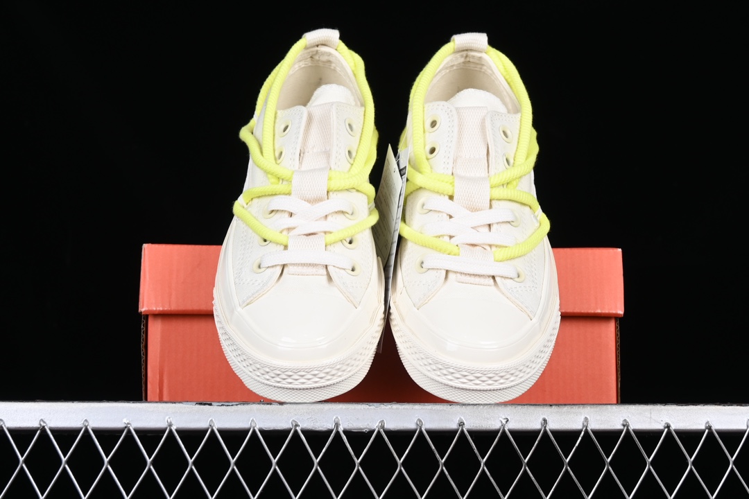 💰160纯原
Converse Chuck 1970s 匡威官方 设计感绑带休闲帆布鞋 A07250C
#经典 Converse造型 出彩加倍 鞋款兼具时尚外观 充满设计感的鞋带为你的造型增添潮流感 赠送两副鞋带
尺码:35 36 36.5 37 37.5 38 39 39.5 40 41 41.5 42 42.5 43 44 M.C3