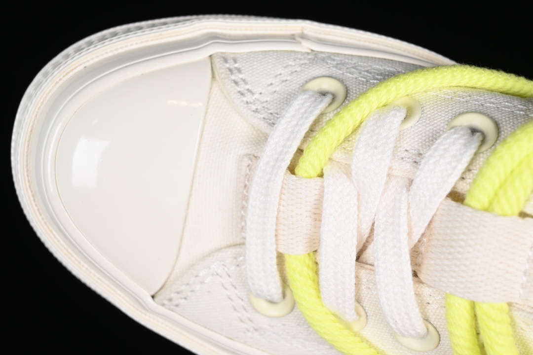 💰160纯原
Converse Chuck 1970s 匡威官方 设计感绑带休闲帆布鞋 A07250C
#经典 Converse造型 出彩加倍 鞋款兼具时尚外观 充满设计感的鞋带为你的造型增添潮流感 赠送两副鞋带
尺码:35 36 36.5 37 37.5 38 39 39.5 40 41 41.5 42 42.5 43 44 M.C3