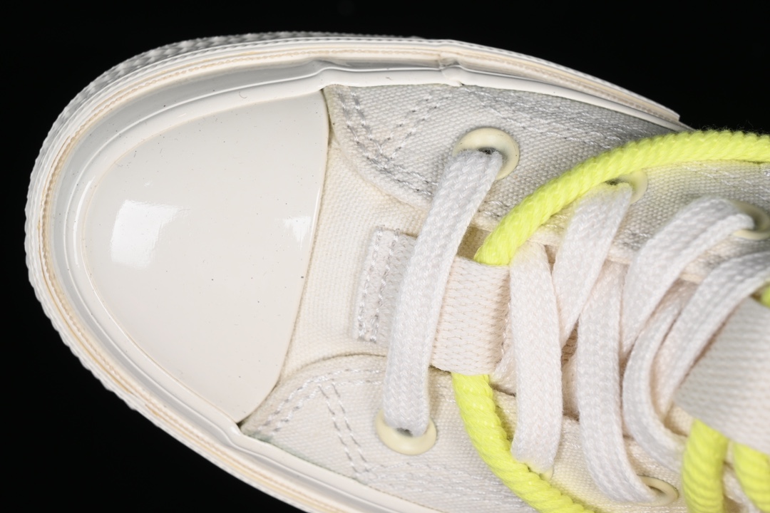 💰160纯原
Converse Chuck 1970s 匡威官方 设计感绑带休闲帆布鞋 A07249C
#经典 Converse造型 出彩加倍 鞋款兼具时尚外观 充满设计感的鞋带为你的造型增添潮流感 赠送两副鞋带
尺码:35 36 36.5 37 37.5 38 39 39.5 40 41 41.5 42 42.5 43 44 M.C3