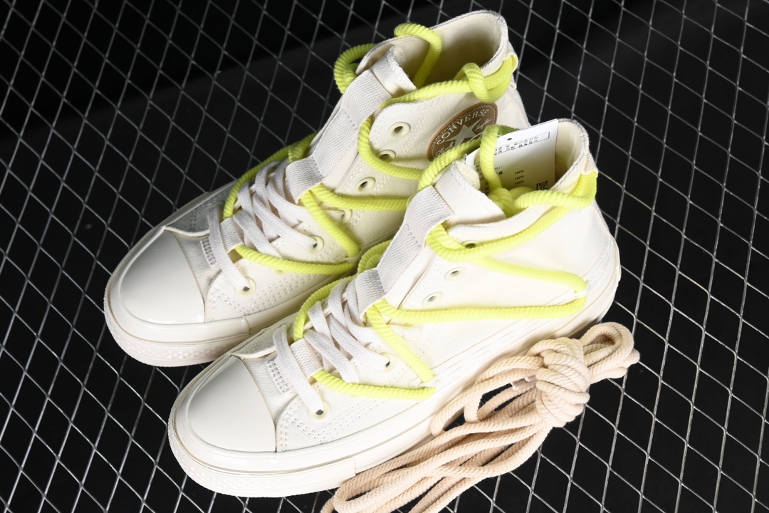 💰160纯原
Converse Chuck 1970s 匡威官方 设计感绑带休闲帆布鞋 A07249C
#经典 Converse造型 出彩加倍 鞋款兼具时尚外观 充满设计感的鞋带为你的造型增添潮流感 赠送两副鞋带
尺码:35 36 36.5 37 37.5 38 39 39.5 40 41 41.5 42 42.5 43 44 M.C3
