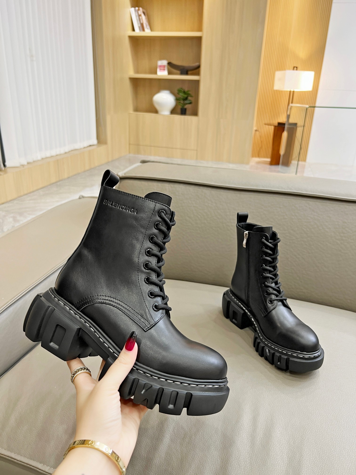 P300🍓2023Ss 秋冬 BALENCIAGA/巴黎世家 爆款推荐[得意]这款鞋今年非常🔥爆，独立风格➕各处无可挑剔的细节做工。🆚面料：黑色牛皮
内里/垫脚：进口羊皮。
码数35-41   