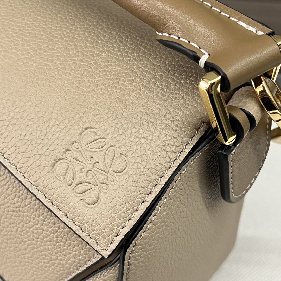 L⊚℮w℮🌟 🔥小号粒面牛皮革Puzzle 手袋🌟LOEW推出的首次亮相手提包*长方体形状和精确的切割技