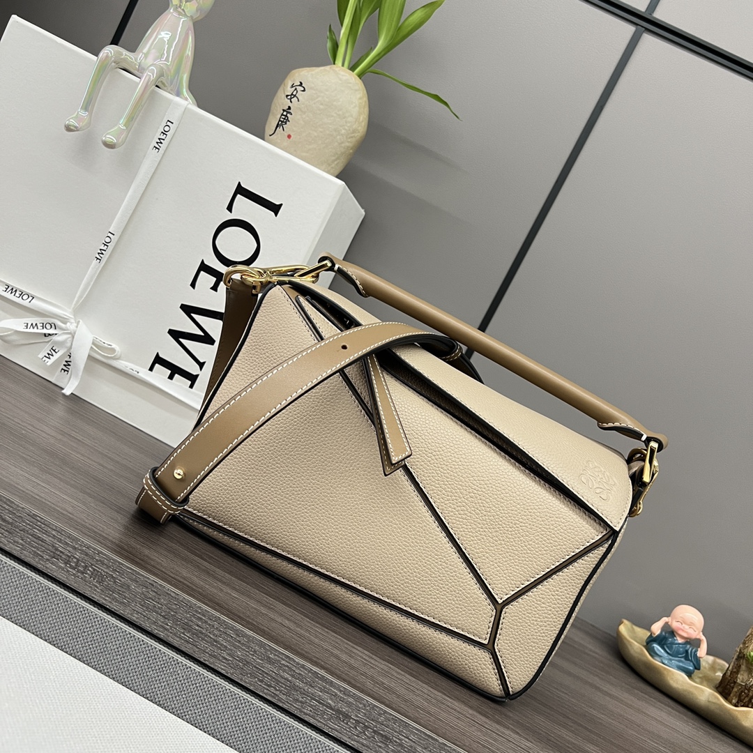 NO:193205,Lw Small Grained Cowhide Leather Puzzle Handbag LOEW debut handbag* rectangular shape and precise cutting technology create Puzzle unique geometric lines* This small version is made of soft grained cowhide Leather Small Puzzle can hold for example a large wallet, mobile phones and sunglasses of all sizes, shoulder or crossbody* hand hold or top handle carry* adjustable shoulder straps, removable* One internal insert bag and one external rear zipper pocket* Herringbone cotton canvas lining Anagram embossed size: 24*10.5*16CM Model 261801 (with full package), geometric bag 24cm small, loewe, wallets, cowhide19860909Lw 小号粒面牛皮革Puzzle 手袋 LOEW推出的首次亮相手提包*长方体形状和精确的切割技术创造了 Puzzle 独特的几何线条*这个小号版本采用柔软粒面牛皮革制成小号Puzzle可以容纳例如一只大号钱包,所有尺寸的手机和太阳镜,肩背或斜挎*手拿或顶部提手携带*肩带可调节,可拆卸*一个内部插袋和一个外部后方拉链口袋*牛皮革拉链头*人字纹棉质帆布衬里Anagram 压纹 size:24*10.5*16CM 型号261801（配全套包装）,几何包24cm小号,loewe,wallets,cowhide,Bag