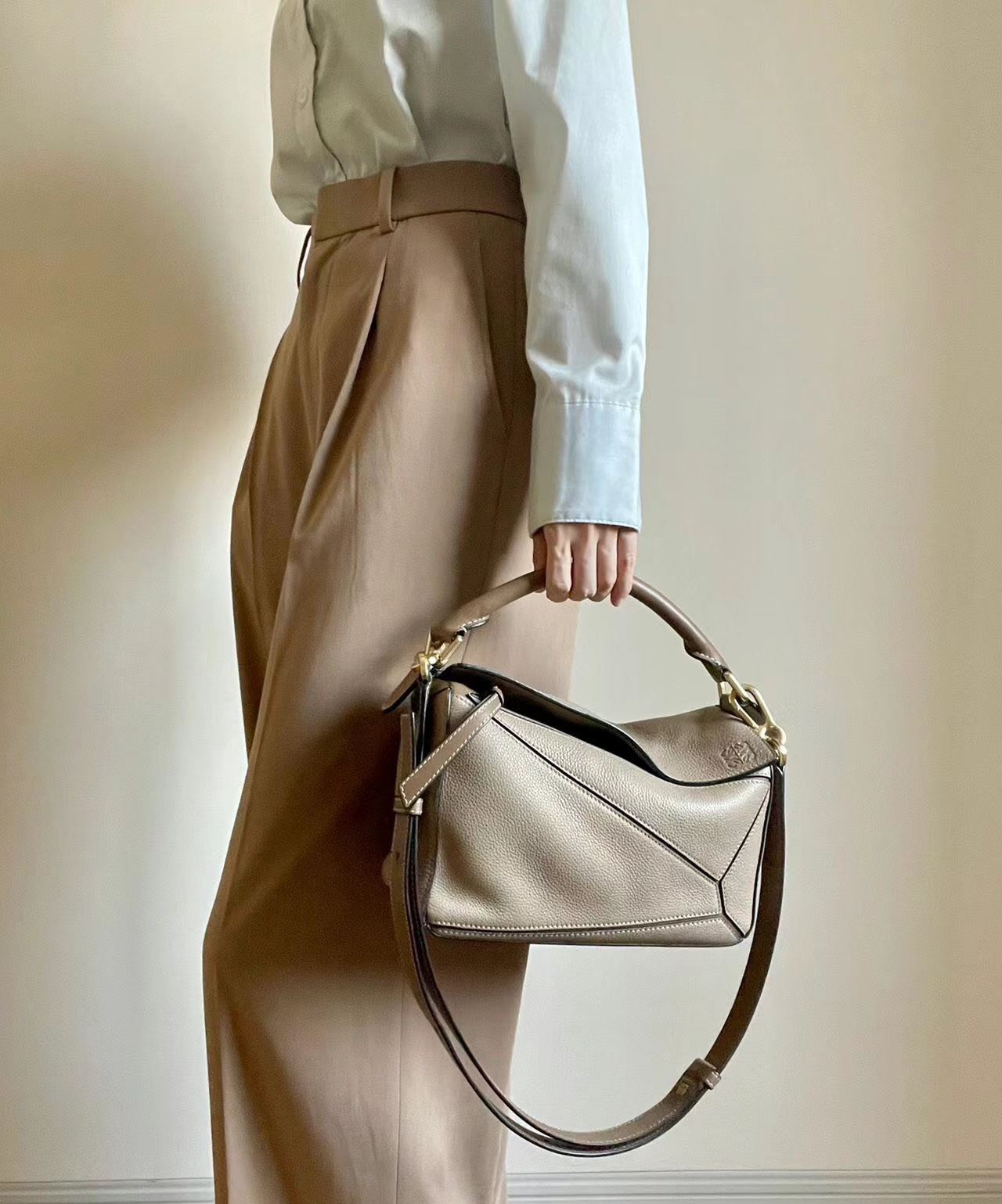 NO:193208,Luojia uzzle classic sand color, beautiful and practical~, geometric bag 24cm small, loewe19860909罗家uzzle经典的沙色 好看又实用～,几何包24cm小号,loewe,Bag