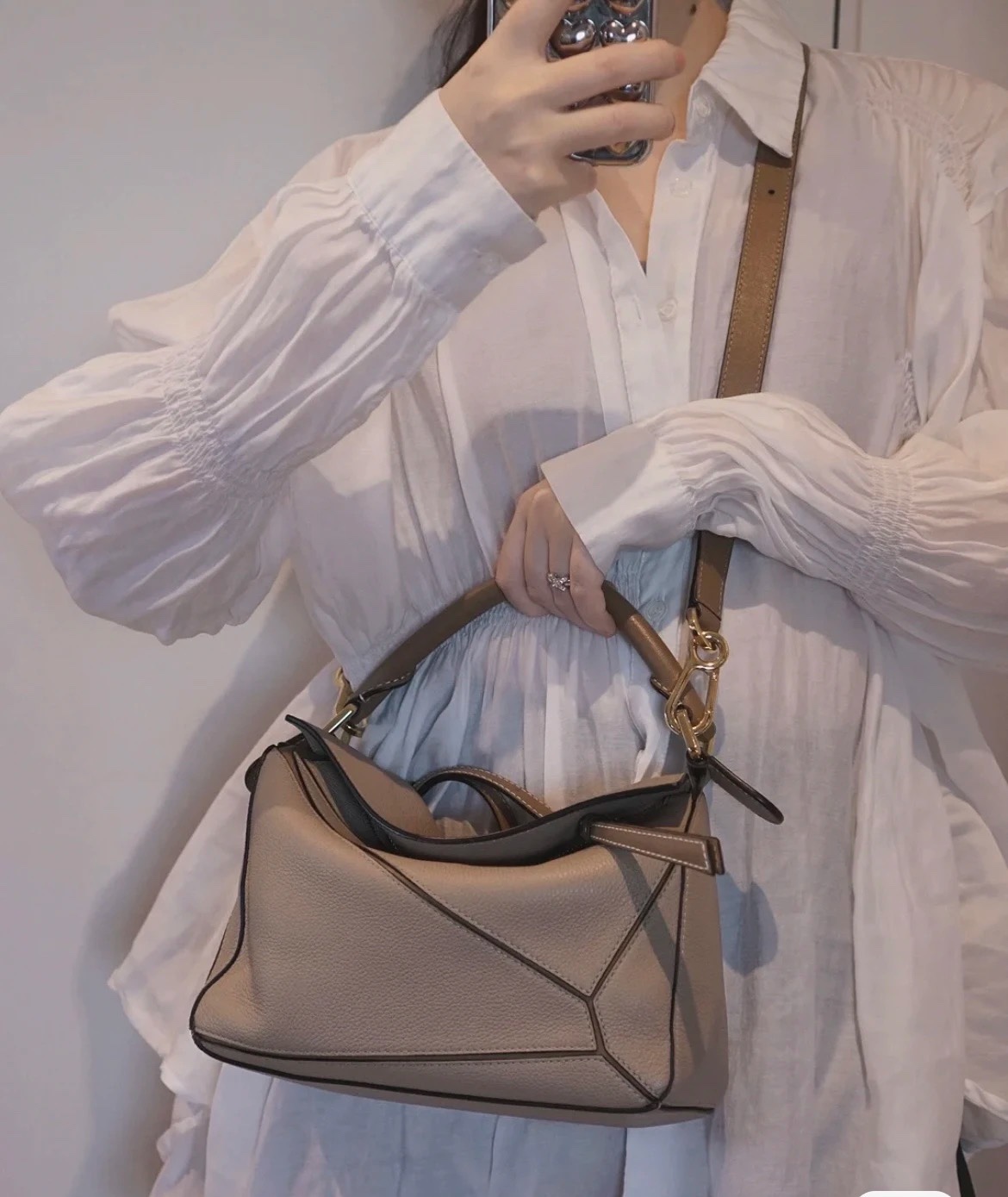 NO:193179,Uzzle hit, sand color small litchi pattern, high appearance, large capacity, upper body YYDS~, geometric bag 24cm small19860909uzzle爆款 沙色小号 荔枝纹 颜值高 容量大 上身YYDS～,几何包24cm小号,Bag