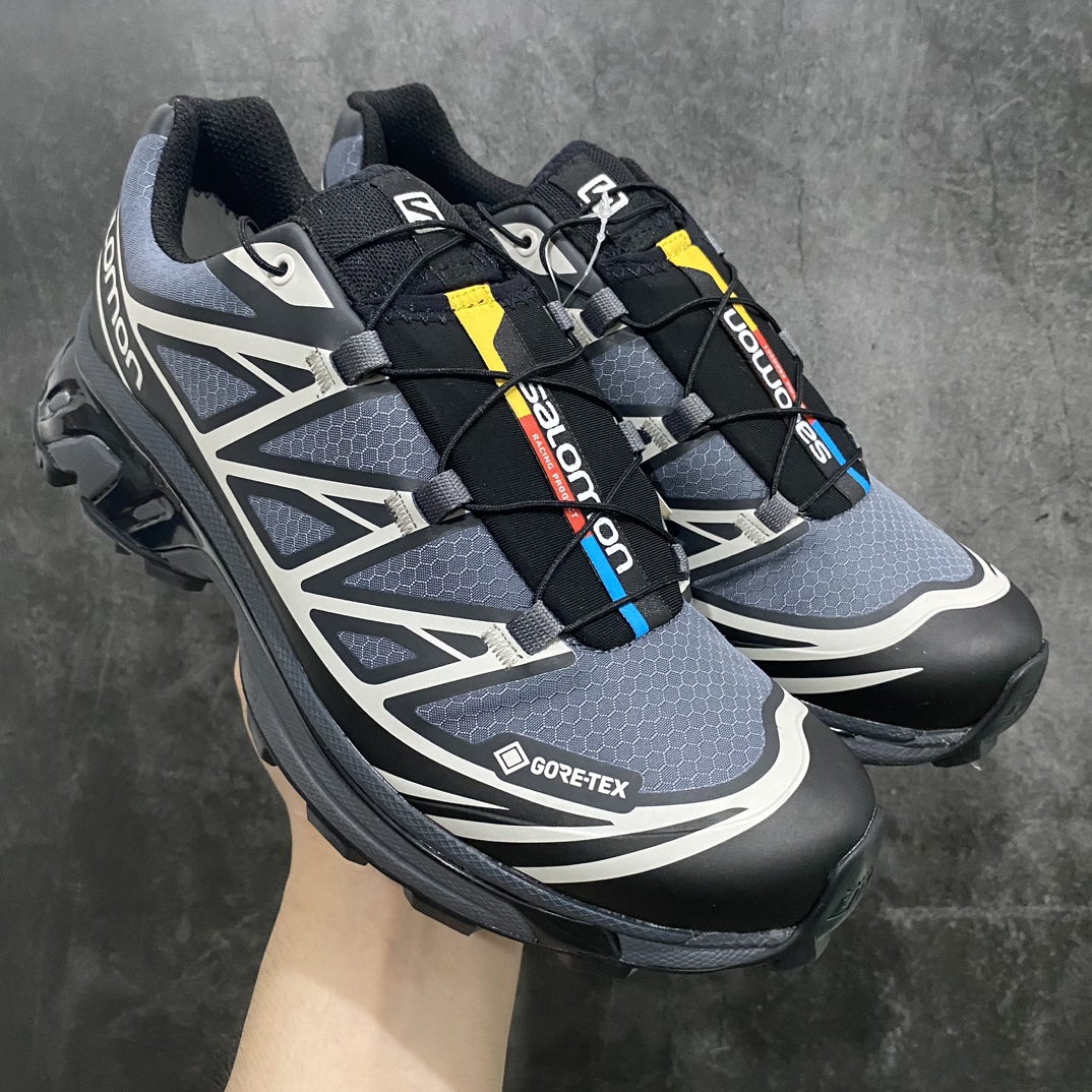 【绿X版】 Salomon XT-6 Gore-Tex防水款n萨洛蒙复古潮流户外机能登山跑鞋 黑灰银n纯原外贸平台特供订单耗时半年巨作 全套原纸板楦头开发原厂特供网布配套加持 确保原汁原味n完美呈现版型 原档数据独家私模五层组合大底男女鞋同步官方开发至46.5原装Ortholite轻量化鞋垫 中底布带钢印编号原厂TPU锁扣 进口港宝加持后跟自然饱满 还原公司包裹性鞋面以“锯齿”状的包裹系统呈现在基色底之下加入了各种色点缀将公司的最新技术和时尚前卫的造型融入耐用的长跑款式中鞋面由 TPU 薄膜制成 并焊接在高耐磨网眼上 使其既时尚又坚固 由 ACS底盘支撑 可增强稳定性和支撑力 以及由橡胶凸耳 Contragrip外底覆盖的 EVA 缓冲中底 旨在应对崎岖的地形 鞋舌上的彩色Salomon 标签、Quicklace 系统以及鞋头、鞋舌和鞋跟上的附加品牌使细节更加完美 让穿着者可以轻松驾驭户外与通勤下的任何运动生活场景 无缝鞋身户外随意纵横 颜值与脚感兼备 出街通勤 绝对非常吸睛 你值得拥有 尺码：36 36.5 37.5 38 38.5 39 40 40.5 41 42 42.5 43 44 44.5 45 46 46.5-莆田鞋批发中心