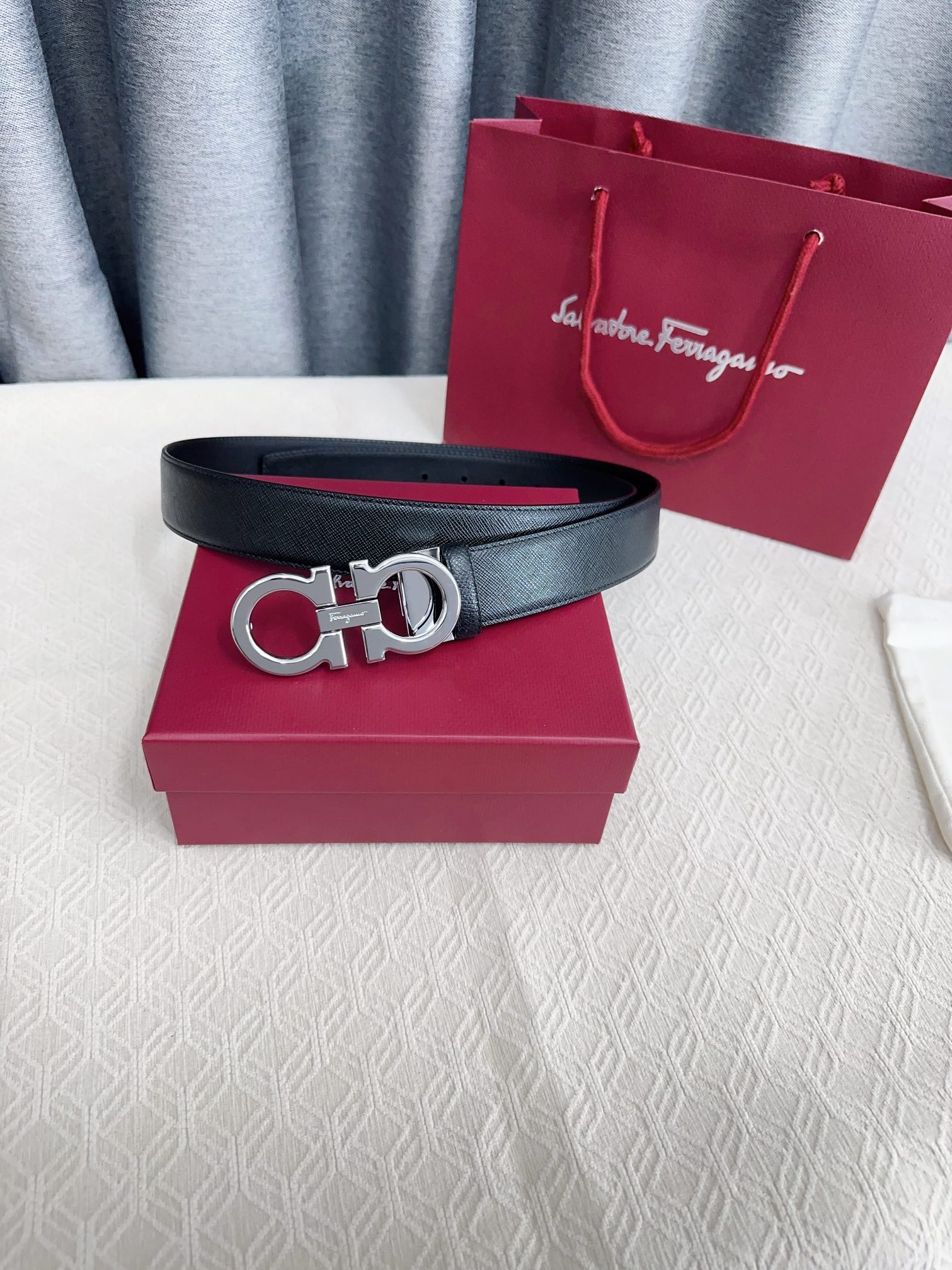 Feragamo Oxen Skin Belt: City Glamour with Nature’s Beauty and NFC Technology - 图片 4