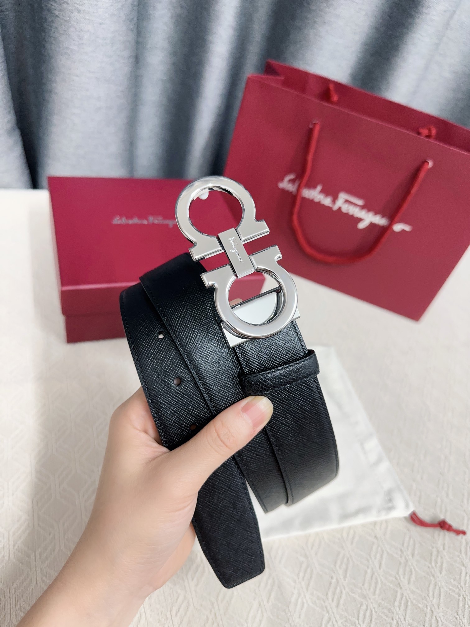 Feragamo Oxen Skin Belt: City Glamour with Nature’s Beauty and NFC Technology