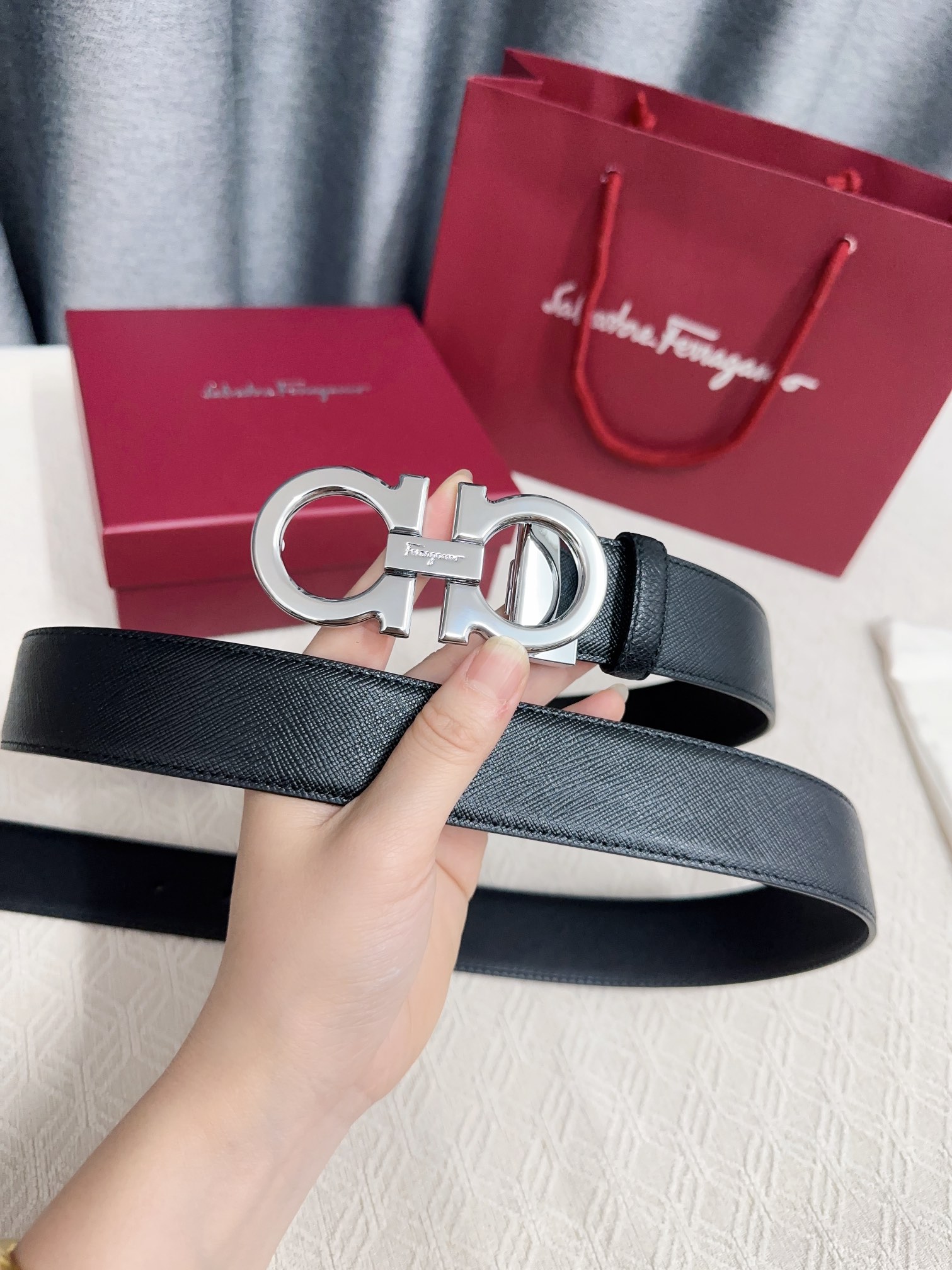 Feragamo Oxen Skin Belt: City Glamour with Nature’s Beauty and NFC Technology - 图片 3