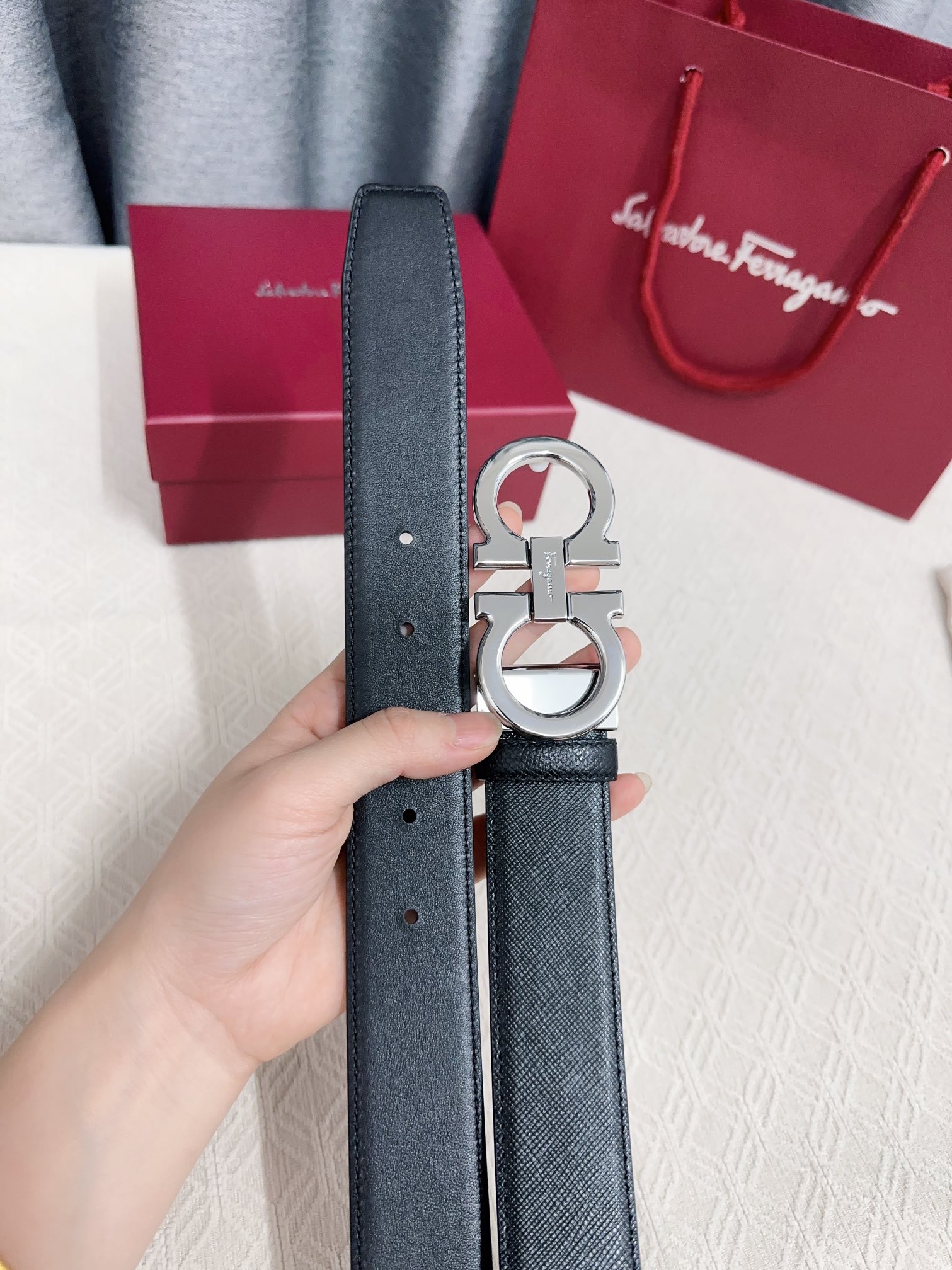 Feragamo Oxen Skin Belt: City Glamour with Nature’s Beauty and NFC Technology - 图片 6