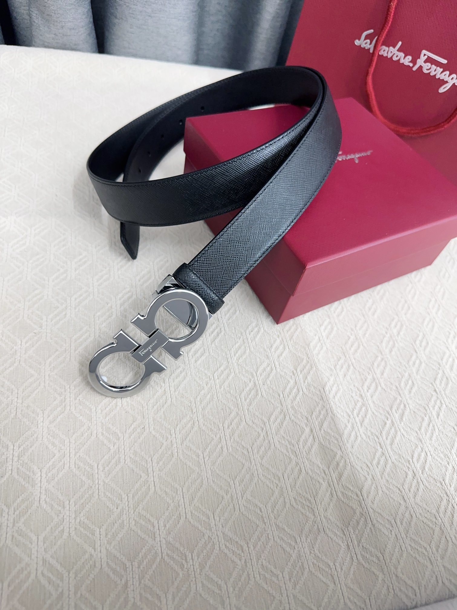 Feragamo Oxen Skin Belt: City Glamour with Nature’s Beauty and NFC Technology - 图片 5