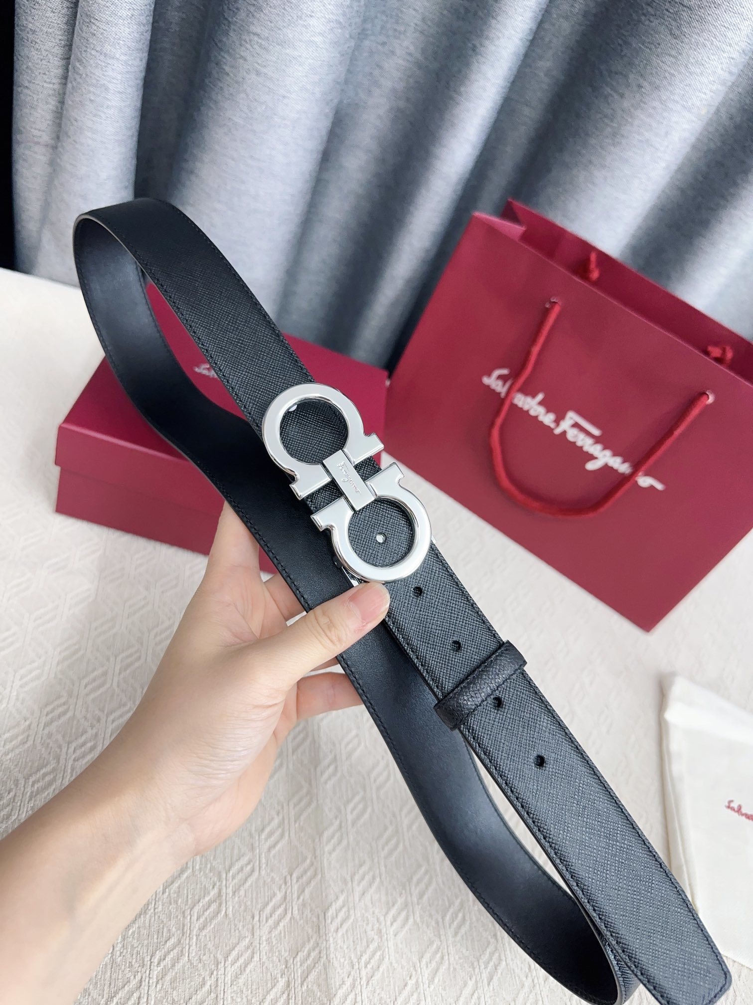 Feragamo Oxen Skin Belt: City Glamour with Nature’s Beauty and NFC Technology - 图片 2