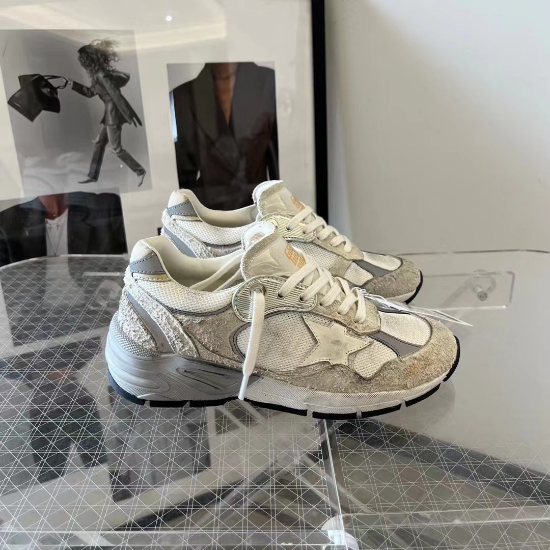 NO:171692,(Long-term goods. Order inquiry) Gray sneakers couples’ top-level purchasing high-end version. Don’t disturb the low-end 2025 new GGDB DAD sneakers couples’ sneakers casual shoes!  GGDB golden gse DAD STAR sneakers casual couple shoes. I bought the round version at the first time in the flagship store. The details are not the release version. Exclusive quality. The slag version should not be related to it. The film is privately opened. The hardness and transparency are the same. It has small letters. The round version feels like a round one. It is not too big. It is a very easy-to-wear style. The golden mesh and leather are customized. It took time. The market materials are ready-made and too yellow. Upgraded with new packaging. New original box for counters. Graffiti bags, certificates, cards, tags, scan code to verify. Female size 35 - 41 Male 40-46 (male size is expensive 10.46 for customization without return) Color:  Gold, silver, gray, black, brown, leopard print, brown, Venus, casual shoes/sports shoes, sneakers19860909（长期做货.订单询价） 灰色运动鞋情侣款顶级代购高版本.低端勿扰 2025新款GGDB DAD运动鞋情侣款运动鞋休闲鞋！ GGDB golden gse DAD STAR 动鞋休闲情侣鞋 旗舰店第一时间上就买了圆版 , 爆拆细节对版 不是放货版 独家品质 渣渣版别来沾边 . 胶片私开的 硬度 透明度 都是一样的 有刻小字母 圆版脚感 不偏大的 , 非常好穿的一款 怀旧款 金色的网布和皮都是定制的 花了时间 ～  市场货材料都是现成的太黄了 升级新包装. 专柜新原版盒. 涂鸦布袋,证书,卡片,吊牌,扫码验证 女size 35 - 41 男40-46（男码贵10.46定做不退换） 颜色: 金色,银色,灰色,黑色,咖色,豹纹,棕色,金星,休闲鞋/运动鞋,sneakers,Women's Shoes