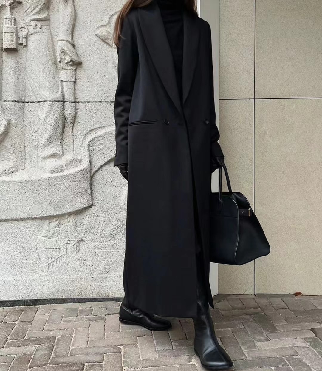 The Row Fashionable sister rushes with her eyes closed! Universal matching tool Black medium size ready for sale