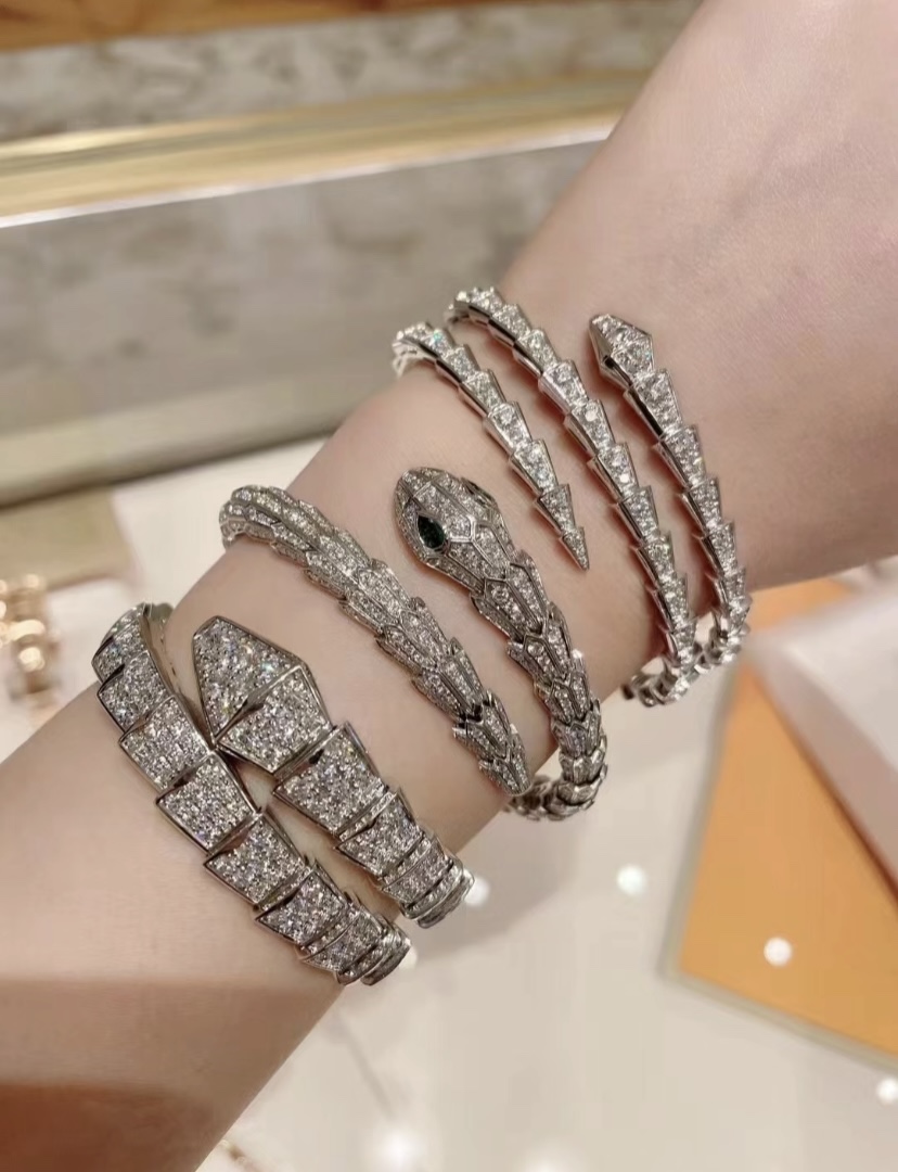 NO:631519,Wearing this green-eyed snake bracelet when going out looks so domineering! This is the green-eyed snake bracelet Spirit Snake 2 series. The perfect heroine-style snake-shaped bracelet is so beautiful and luxurious! At first glance, it looks like a high-end series, bracelet, Cartier high-end jewelry19860909出门戴了这绿眼蛇手镯好霸气侧漏啊!这就是绿眼蛇手镯灵蛇2系列 妥妥的女主范蛇形手镯太美啦 太贵气了!一看就很高级系列,,bracelet,卡迪亚高端饰品,Jewelry