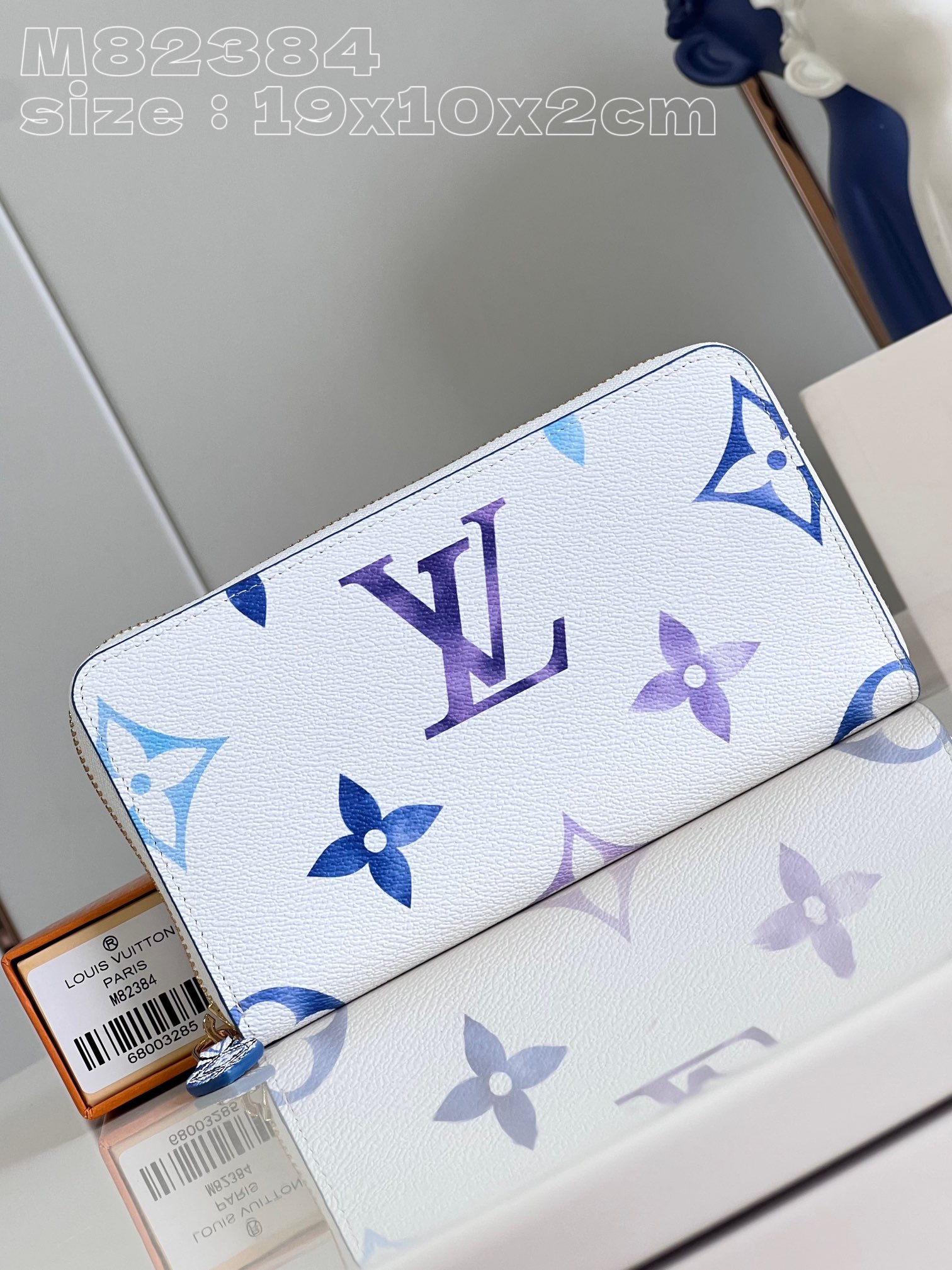 NO:400585,【Exclusive real photo M82384 blue】This zippy wallet is made of coated canvas and is decorated with extra large Monogram pattern. After opening it, it will appear with matching leather lining decorated with Monogram floral patterns. The exquisite configuration hides plenty of space and can be easily placed in a pocket or handbag, and can store credit cards, banknotes and coins. Size 19.5×10.5×2.5cm C.280, LV [original leather], louis vuitton19860909【独家实拍 M82384蓝】這款zippy钱夹選用塗層帆布製造,並綴有特大Monogram圖案,打開後即呈現飾有Monogram花卉圖案的相配皮革襯裡.精巧构型暗藏充裕空间,可轻松放入口袋或手袋,可收纳信用卡、纸钞及硬币 尺寸19.5×10.5×2.5cm C.280,LV【原厂皮】,louis vuitton,Bag