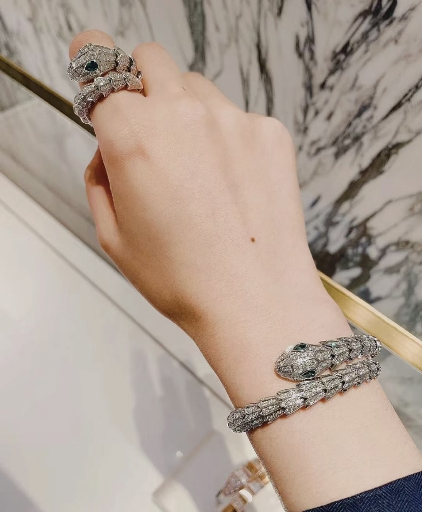NO:631525,Bracelet with two snake heads and emerald eyes three-dimensional ring... The ring comes in different sizes. It is very comfortable to wear. There is no sense of restraint but it is very heavy and feels more comfortable on the hand. Ring, bracelet, Cartier high-end jewelry19860909手镯同款蛇2头祖母绿眼睛立体指环.…戒指分尺码的 戴上非常舒服 没有束缚感但很沉感觉比较挑手型,,ring,bracelet,卡迪亚高端饰品,Jewelry