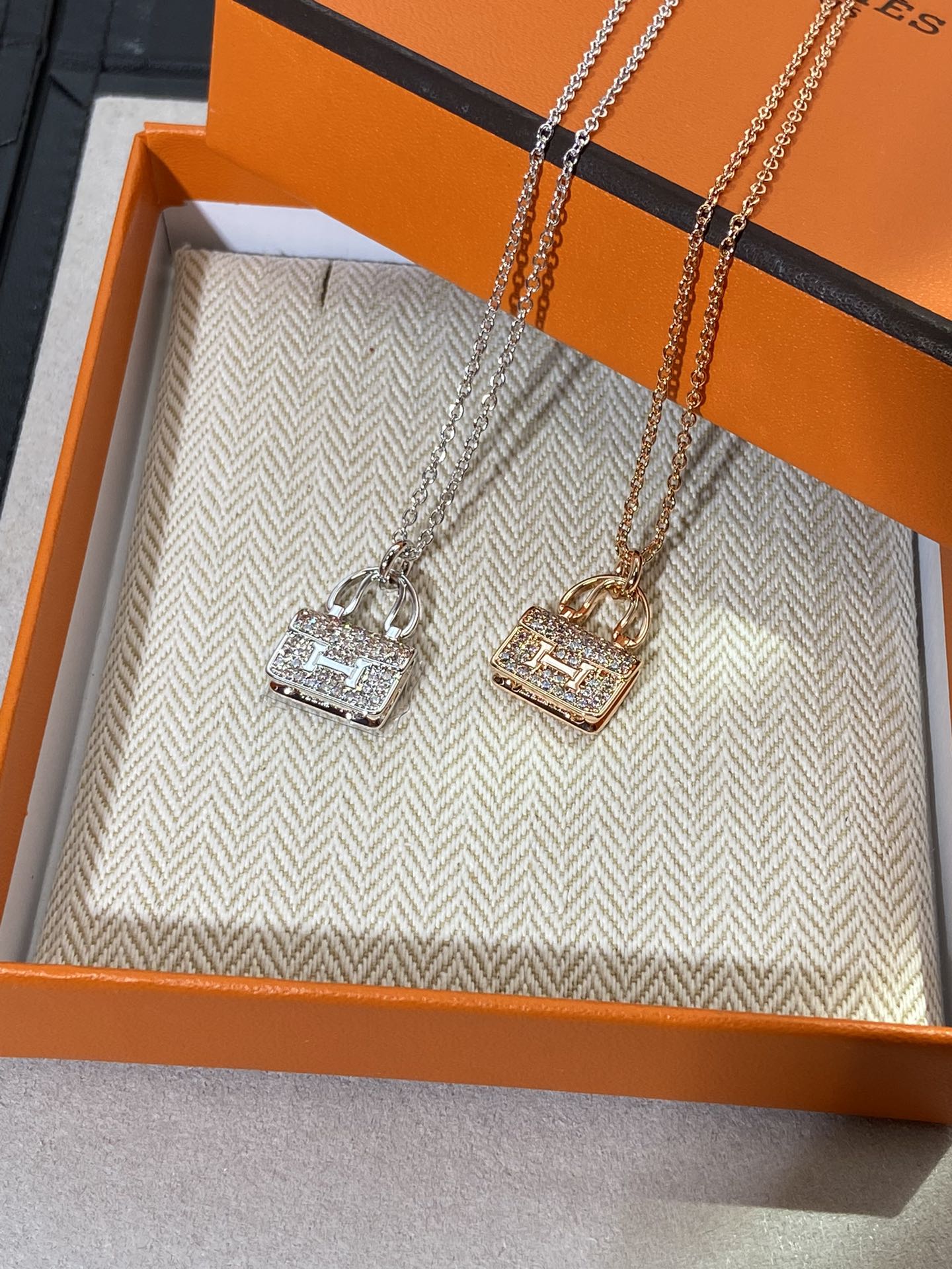 NO:635432,Hermes Kangkang Necklace, the new version of platinum/rose gold in the counter, with excellent jewelry craftsmanship, the whole hand is inlaid with first-grade silicon titanium material, the H part is CNC, and the three-dimensionality is obvious; it is hand-polished, and the front and back are both exquisite; the buckle headband has a small decorative key full of details. Specifications: 38-40.5, 2*1.3cm 88280, hermes,necklace,Cardia high-end jewelry19860909爱马 康康项链,专柜新版白金/玫瑰金两色出 珠宝工艺,全手镶一级硅钛料,H部分是CNC,立体明显；手工°抛光,正反都很精致；扣头带装饰性小钥匙满满细节感 规格38-40.5,2*1.3cm 88280,,hermes,necklace,卡迪亚高端饰品,Jewelry