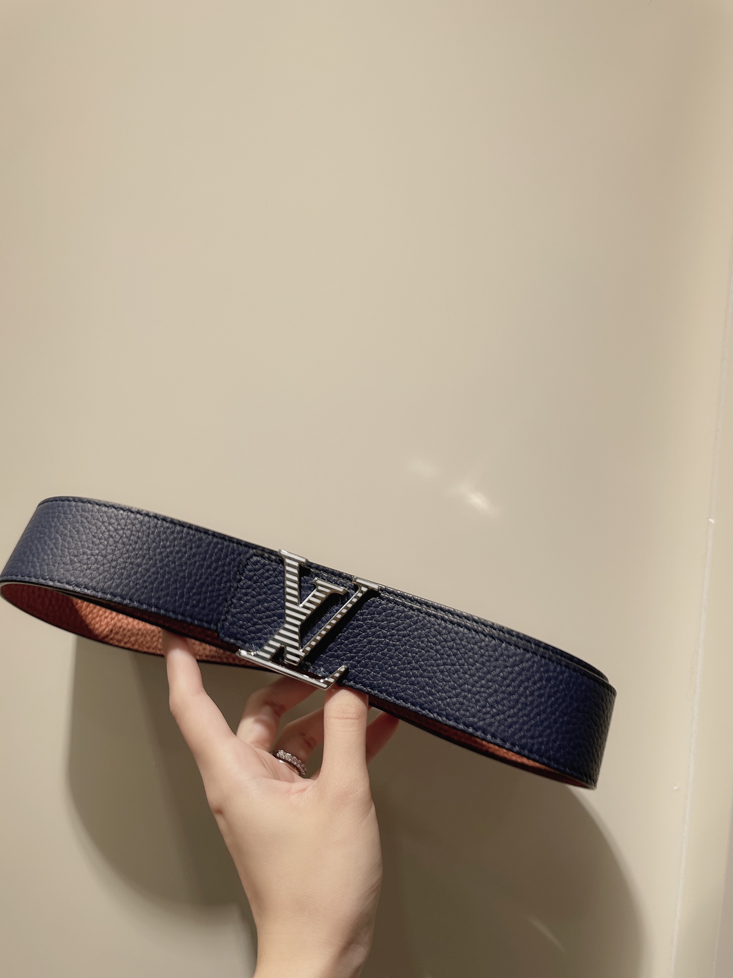 Elegante Cinturón Louis Vuitton de Cuero con Hebilla LV para un Look Sofisticado