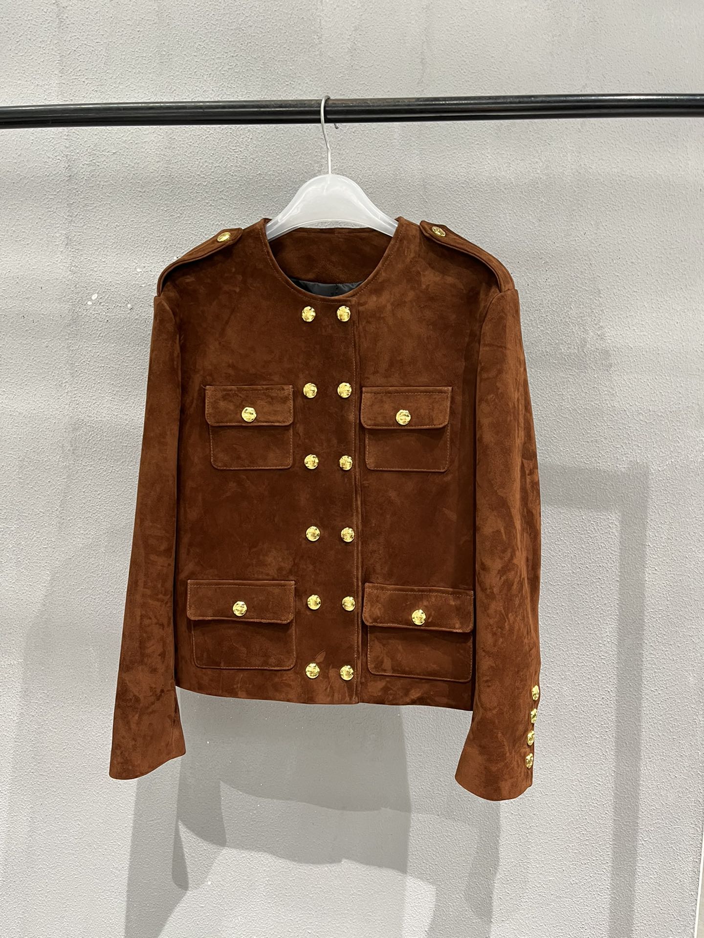 NO:742672,, Celine suede sheepskin jacket, original hardware and lining. Due to the spotlight, the real thing will be a little darker. Suede is a little harder to take care of than smooth leather, so it needs special care~, Celine - Clothing, celine, celine, jackets & coats, sheepskin,19860909,Celine绒面羊皮外套,原版五金和里布.射灯关系,实物会深一点点.绒面皮比光面相对难打理一点,需要特别爱护哦～,赛琳-服装,celine,celine,jackets & coats,sheepskin,,Women's clothing