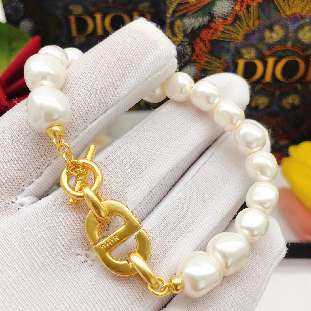 编号DSL0019
 【dio*最新款🆕🆕珍珠手链猪鼻子镶钻】一致专柜🆕黄铜材质
