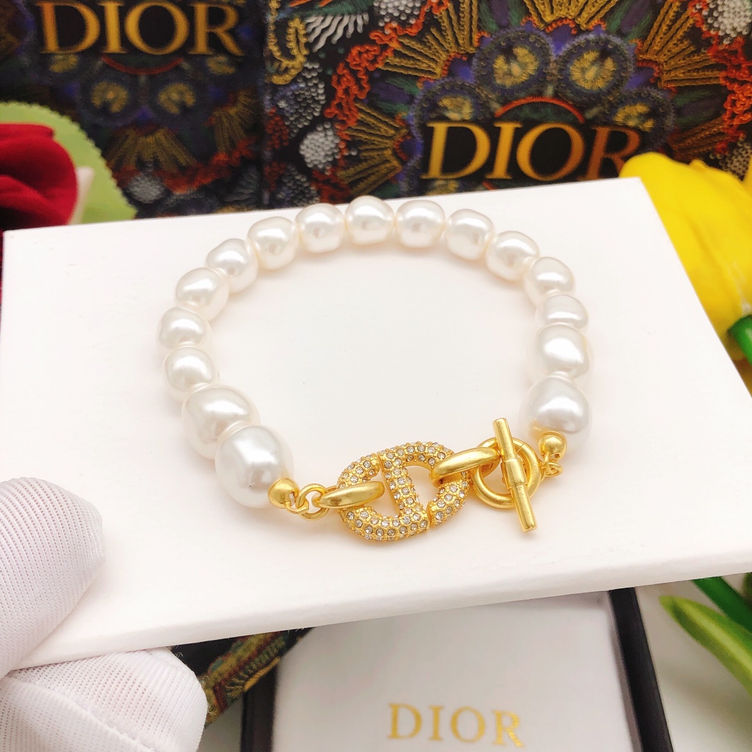 编号DSL0019
 【dio*最新款🆕🆕珍珠手链猪鼻子镶钻】一致专柜🆕黄铜材质