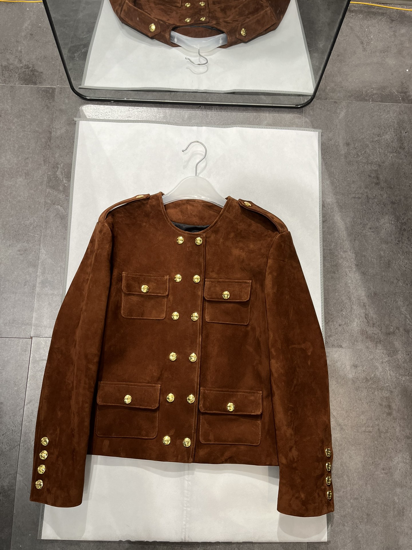 NO:742632,, Celine suede sheepskin jacket, original hardware and lining. Due to the spotlight, the real thing will be a little darker. Suede is a little harder to take care of than smooth, so it needs special care~ Size S-19860909,Celine绒面羊皮外套,原版五金和里布.射灯关系,实物会深一点点.绒面皮比光面相对难打理一点,需要特别爱护哦～ 尺寸S- Xxl码,山羊绒面皮,挺括有型,搭配原版五金和里布,实物很高档.,赛琳-服装,celine,celine,jackets & coats,sheepskin,,Women's clothing