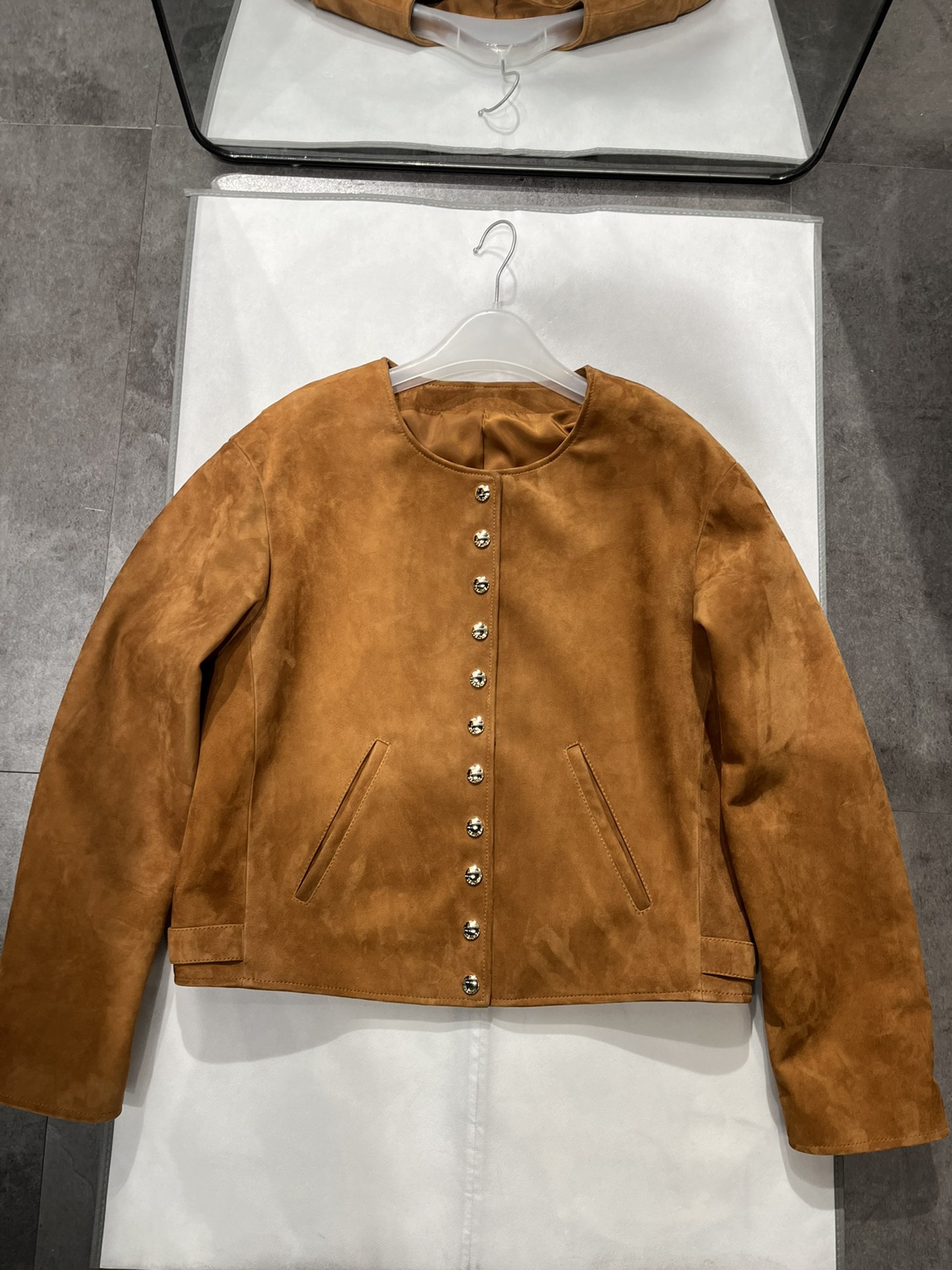 NO:742667,, Celine camel cashmere leather jacket, this is a wide version, loose. Original hardware, lining is black with logo, the suede is not easy to take care of and needs careful care. Size S-19860909,Celine驼色山羊绒面皮衣,这个是阔版版型,宽松.原版五金,里布做黑色带logo,绒面不好打理需要认真爱护. 尺寸S- Xl,宽松版型,今年超流行绒面皮,大货里布黑色带logo,赛琳-服装,celine,celine,leather jacket,,Women's clothing