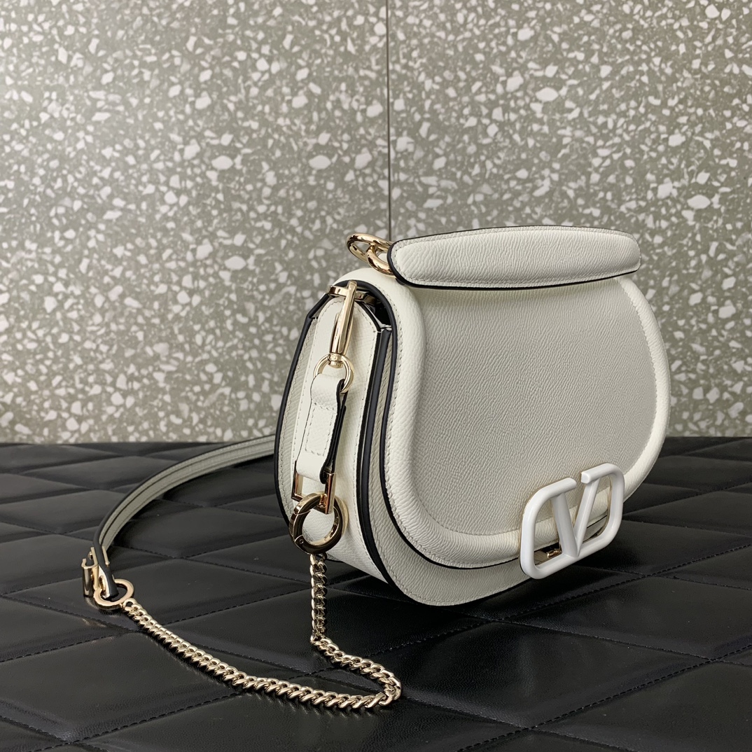 Batch 800 Original VALENTINO 24NewVSLING grained calfskin handbag, same color French enamel VLOGO SIGNATURE magnetic buckle closure. Thanks to th
