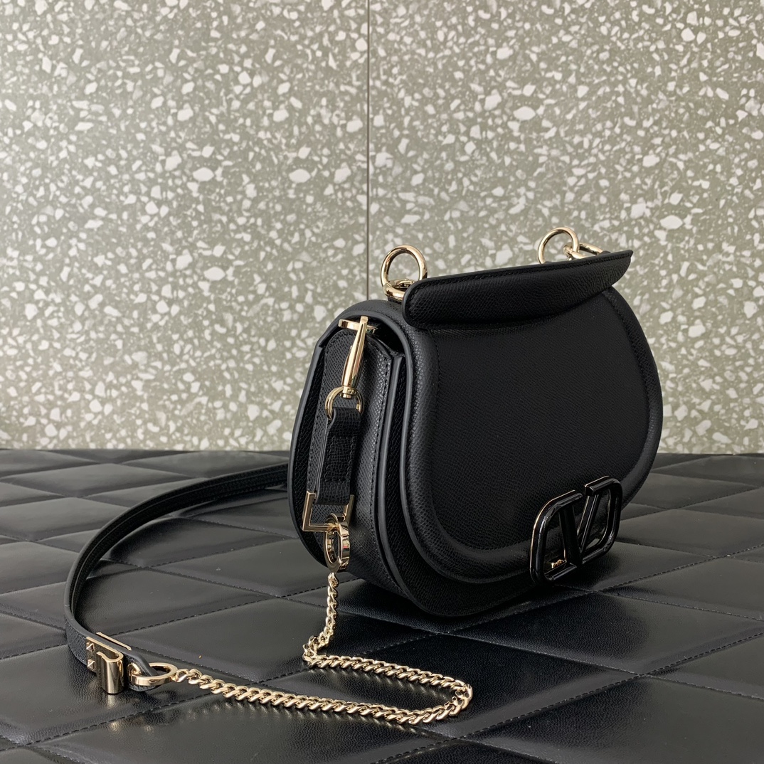 Batch 800 Original VALENTINO 24NewVSLING grained calfskin handbag, same color French enamel VLOGO SIGNATURE magnetic buckle closure. Thanks to th