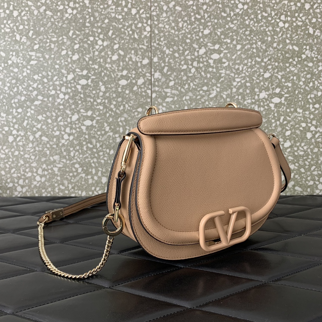 Batch 800 Original VALENTINO 24NewVSLING grained calfskin handbag, same color French enamel VLOGO SIGNATURE magnetic buckle closure. Thanks to th
