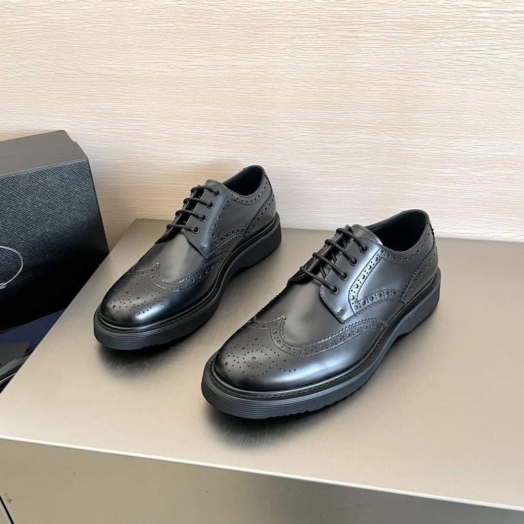NO:279662,Prada/Prada Men's classic Brock carved casual leather shoes Business formal leather shoes Use original Italian open-edged beaded cowhide upper Derby last High precision carved decoration embellishment Brock classic European and American style Clear water chestnuts with wax laces Precision stitching and splicing of imported motorcycles from Germany Full calfskin in the inner lining Is P's unique gold-label footbed? Matched with ultra-light 4.5cm rubber thick sole High comfort and excellent anti-slip performance Sewing process Not taking off the sole More durable Can enter and exit various occasions Full packaging with original box Size 39-40-41-42-43-44 Standard leather shoe size,,prada,prada,cowhide19860909Prada/普拉达 男士经典布洛克雕花休闲皮鞋商务正装皮鞋  采用意大利原厂开边珠牛皮鞋面 德比楦行 高精雕花装饰点缀 布洛克经典欧美风格 菱角分明 配打蜡系带 德国进口机车精密缝合拼接 内里全小牛皮 P家独有金标垫脚吗 搭配超轻4.5cm橡胶厚底 舒适度高 防滑性能极好 缝合工艺 不脱底 更耐穿 可进出各种场合 配原盒全套包装 尺码39-40-41-42-43-44 标准皮鞋尺码,,prada,prada,cowhide,Men's shoes