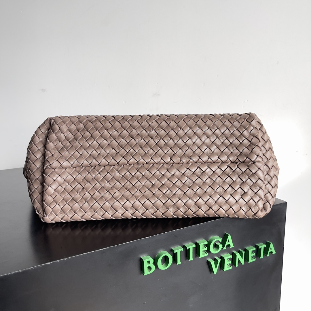 现货出BV标志性包款CABAT回归中号32尺寸最受欢迎的包袋系列之一CABAT目前以添加了特殊元素的全新