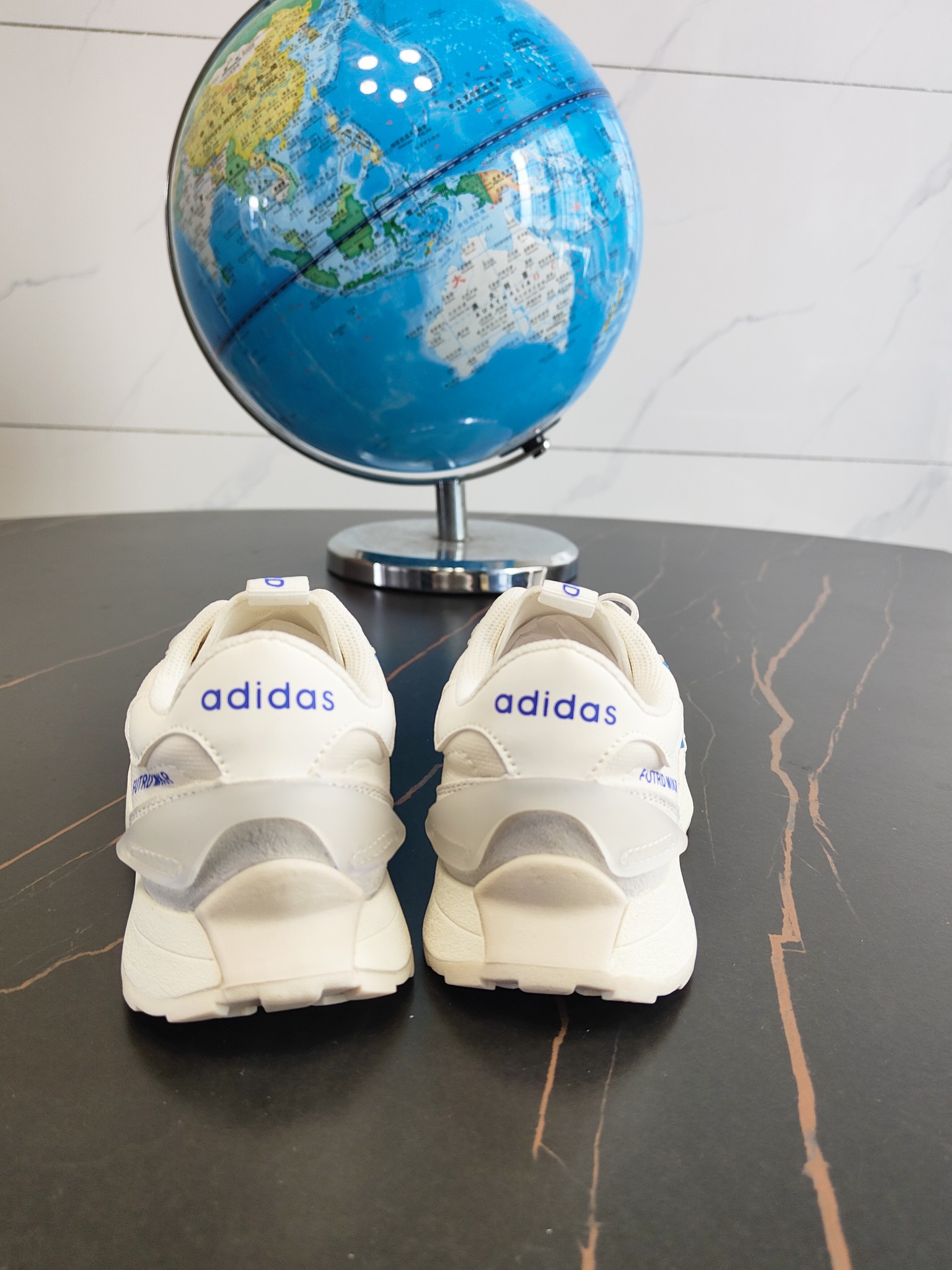 图片[3]-这款Adidas.neoFutroMixr复古风与未来感，熔与一炉跑步运动鞋。采用织物鞋面，饰有风格细腻的三条纹，搭配摩登柔和的配色。采用橡胶外底，从脚🦶趾到后跟带来舒适感受。 尺码：26、27、28、29、30、31、32、33、34、35。-选品中心