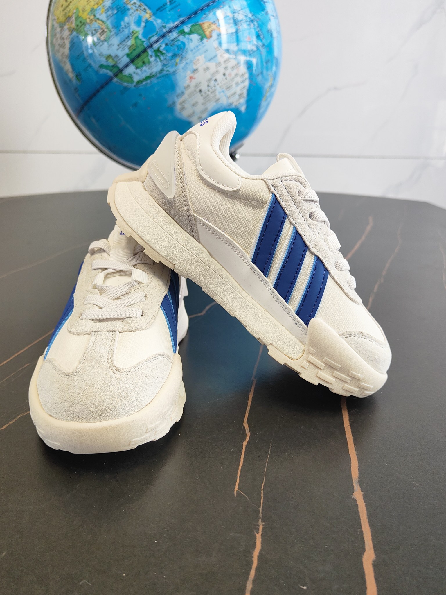 图片[5]-这款Adidas.neoFutroMixr复古风与未来感，熔与一炉跑步运动鞋。采用织物鞋面，饰有风格细腻的三条纹，搭配摩登柔和的配色。采用橡胶外底，从脚🦶趾到后跟带来舒适感受。 尺码：26、27、28、29、30、31、32、33、34、35。-选品中心