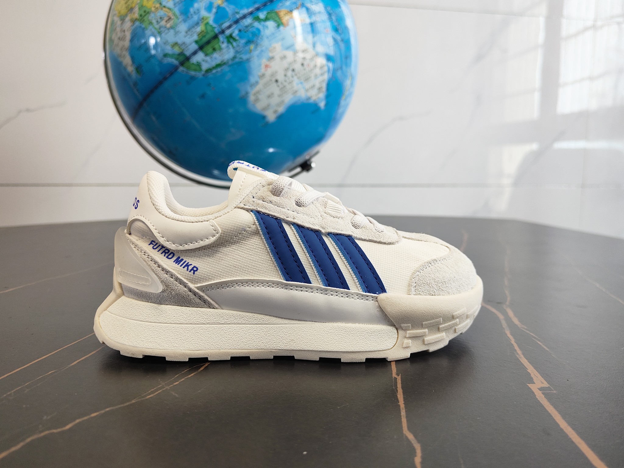 图片[6]-这款Adidas.neoFutroMixr复古风与未来感，熔与一炉跑步运动鞋。采用织物鞋面，饰有风格细腻的三条纹，搭配摩登柔和的配色。采用橡胶外底，从脚🦶趾到后跟带来舒适感受。 尺码：26、27、28、29、30、31、32、33、34、35。-选品中心