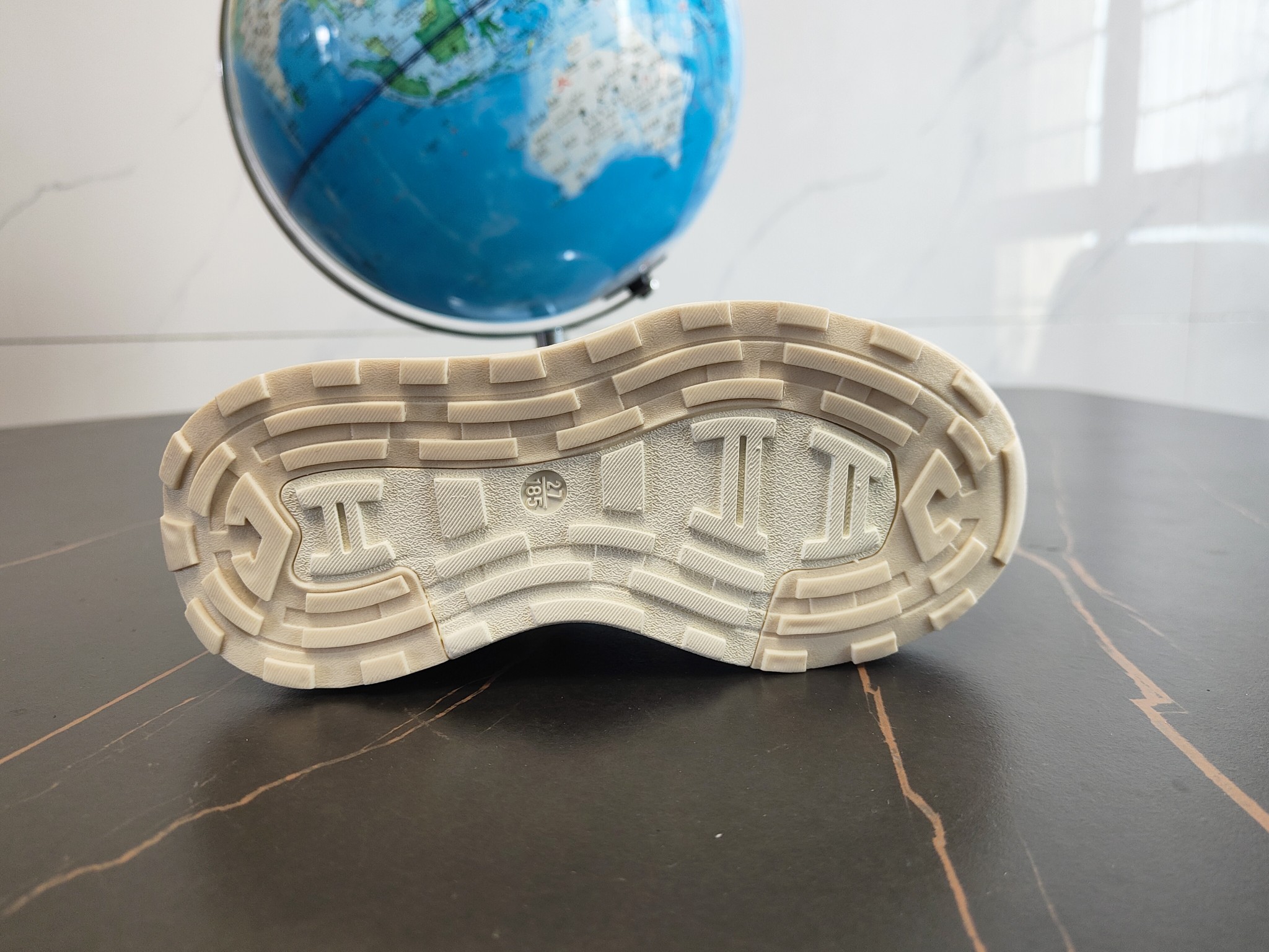 图片[7]-这款Adidas.neoFutroMixr复古风与未来感，熔与一炉跑步运动鞋。采用织物鞋面，饰有风格细腻的三条纹，搭配摩登柔和的配色。采用橡胶外底，从脚🦶趾到后跟带来舒适感受。 尺码：26、27、28、29、30、31、32、33、34、35。-选品中心