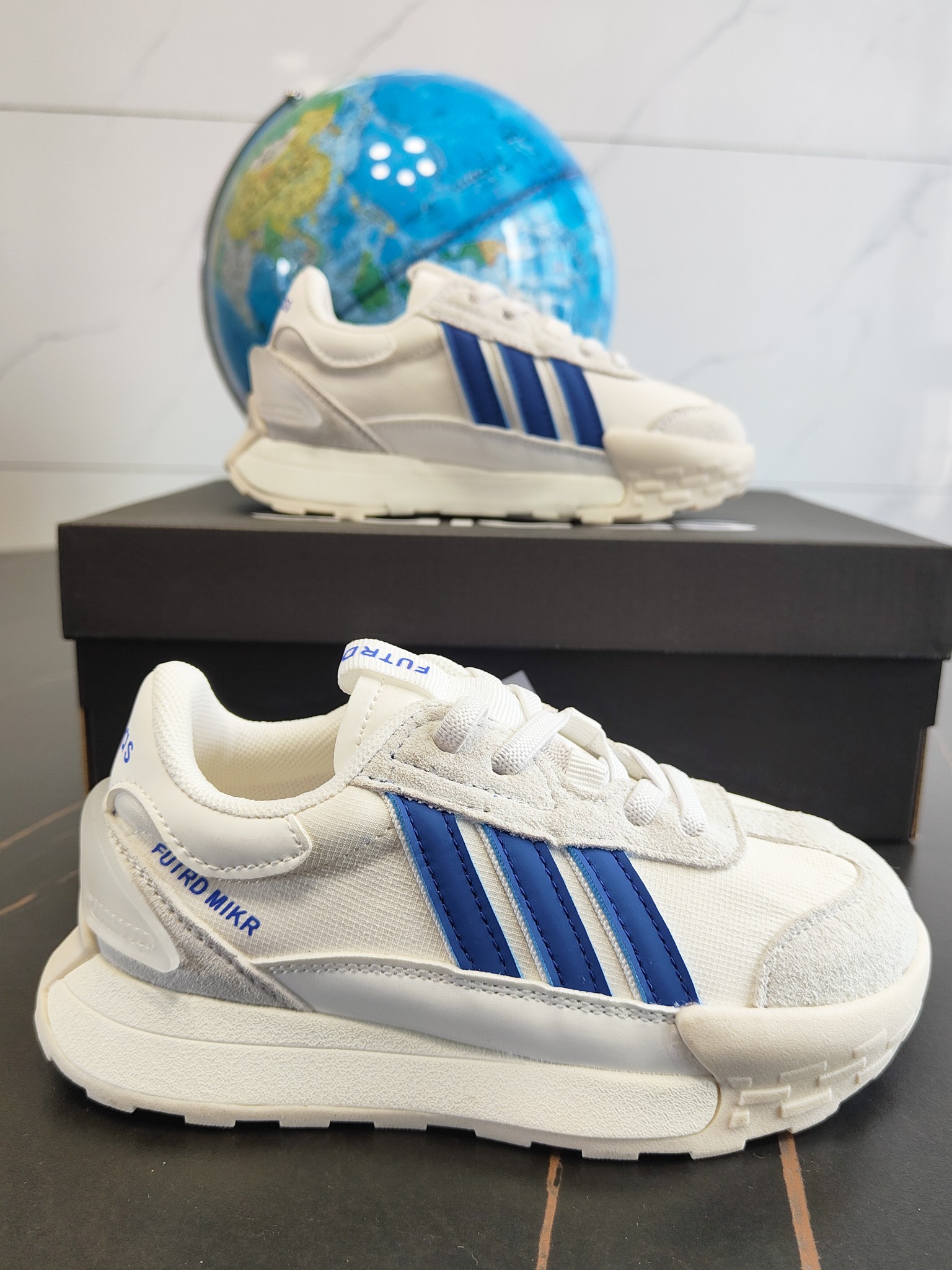 图片[8]-这款Adidas.neoFutroMixr复古风与未来感，熔与一炉跑步运动鞋。采用织物鞋面，饰有风格细腻的三条纹，搭配摩登柔和的配色。采用橡胶外底，从脚🦶趾到后跟带来舒适感受。 尺码：26、27、28、29、30、31、32、33、34、35。-选品中心