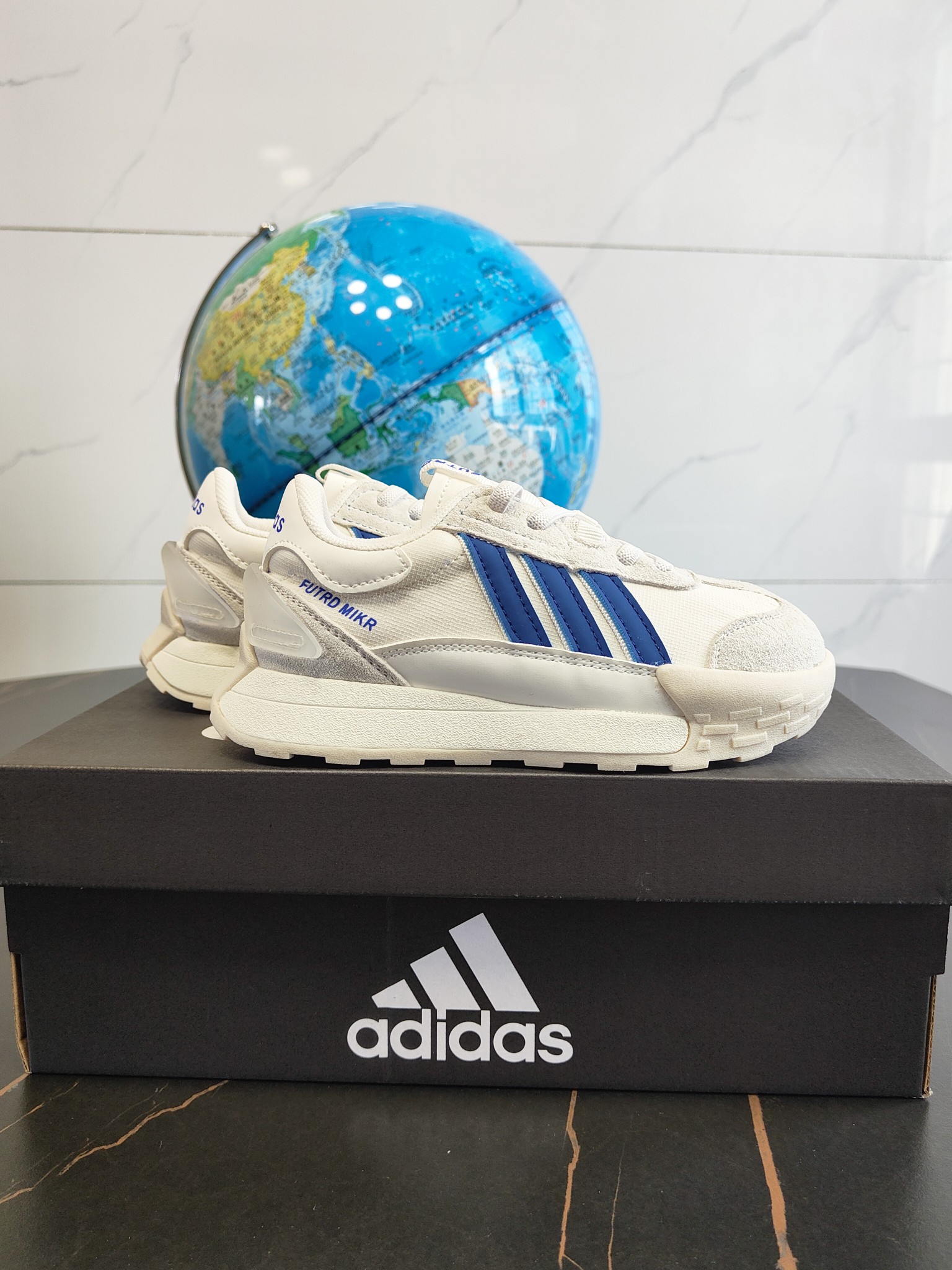 图片[9]-这款Adidas.neoFutroMixr复古风与未来感，熔与一炉跑步运动鞋。采用织物鞋面，饰有风格细腻的三条纹，搭配摩登柔和的配色。采用橡胶外底，从脚🦶趾到后跟带来舒适感受。 尺码：26、27、28、29、30、31、32、33、34、35。-选品中心