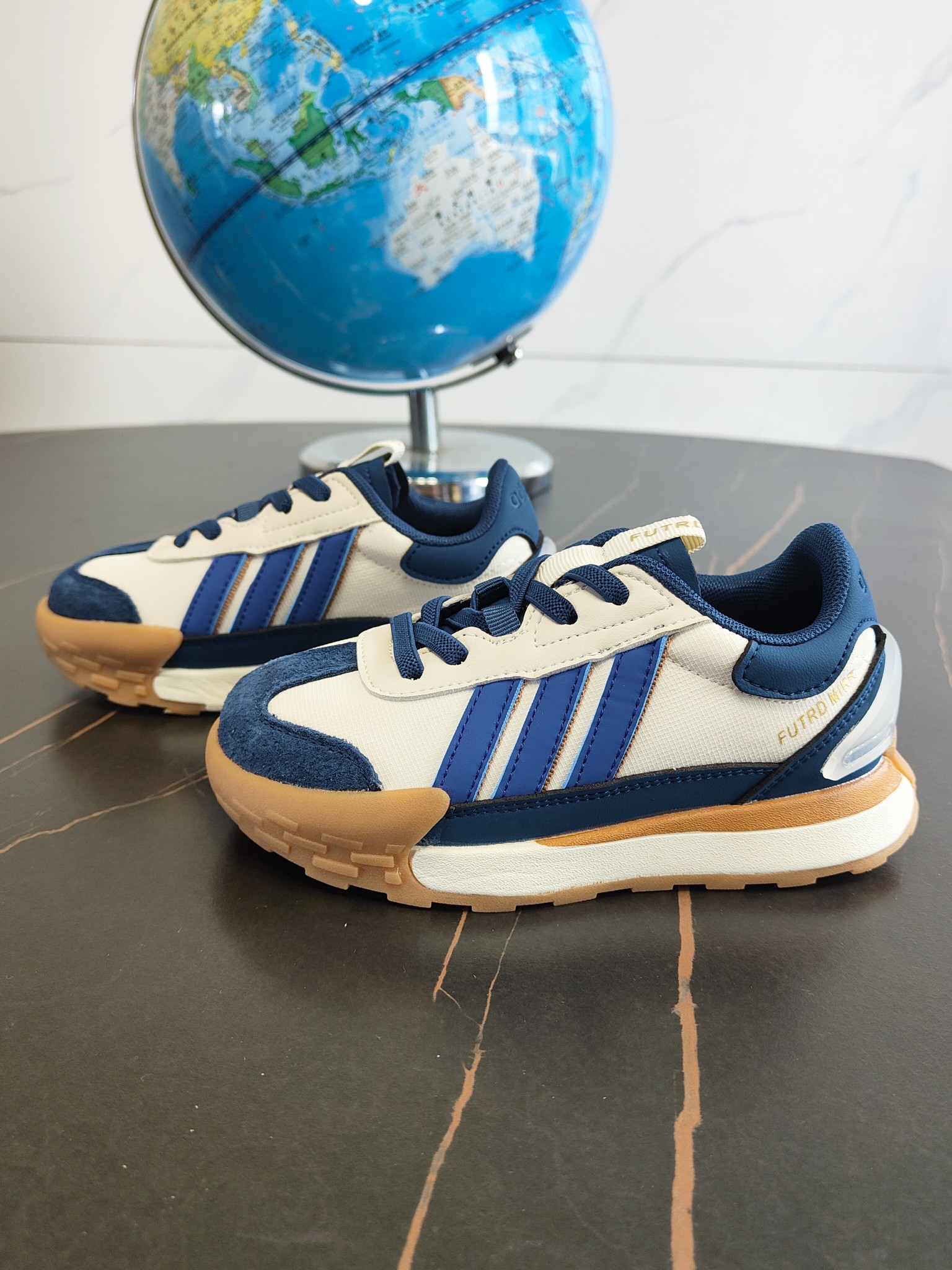 图片[2]-这款Adidas.neoFutroMixr复古风与未来感，熔与一炉跑步运动鞋。采用织物鞋面，饰有风格细腻的三条纹，搭配摩登柔和的配色。采用橡胶外底，从脚🦶趾到后跟带来舒适感受。 尺码：26、27、28、29、30、31、32、33、34、35。-选品中心