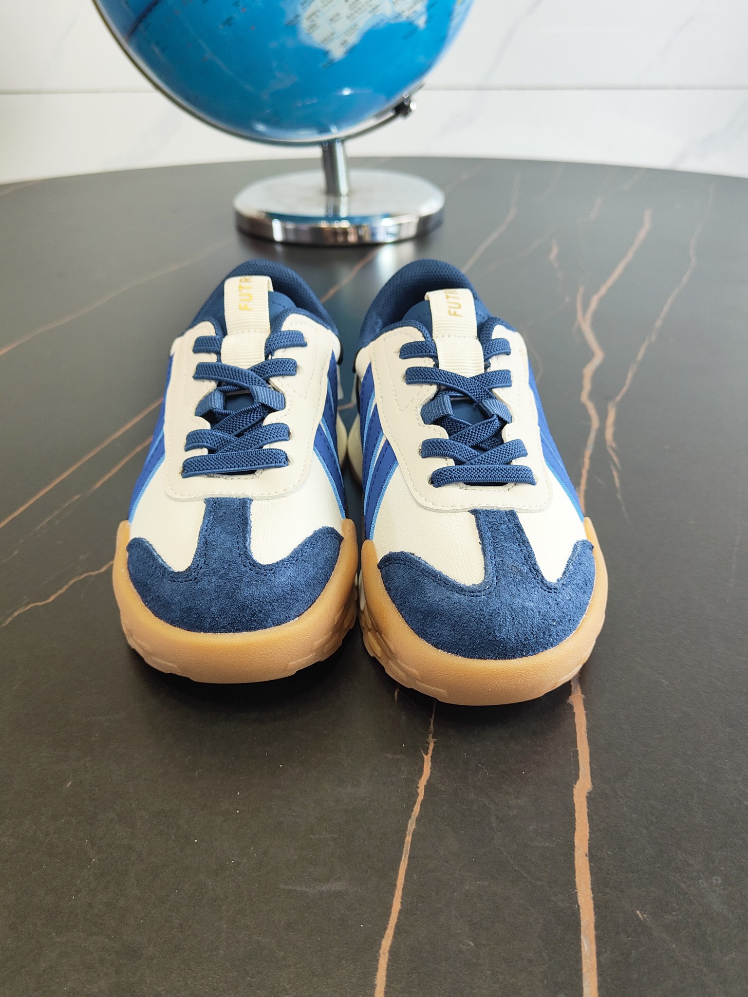 图片[3]-这款Adidas.neoFutroMixr复古风与未来感，熔与一炉跑步运动鞋。采用织物鞋面，饰有风格细腻的三条纹，搭配摩登柔和的配色。采用橡胶外底，从脚🦶趾到后跟带来舒适感受。 尺码：26、27、28、29、30、31、32、33、34、35。-选品中心