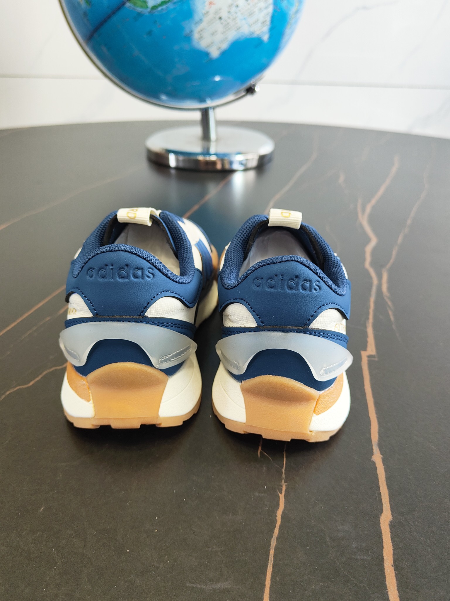 图片[4]-这款Adidas.neoFutroMixr复古风与未来感，熔与一炉跑步运动鞋。采用织物鞋面，饰有风格细腻的三条纹，搭配摩登柔和的配色。采用橡胶外底，从脚🦶趾到后跟带来舒适感受。 尺码：26、27、28、29、30、31、32、33、34、35。-选品中心