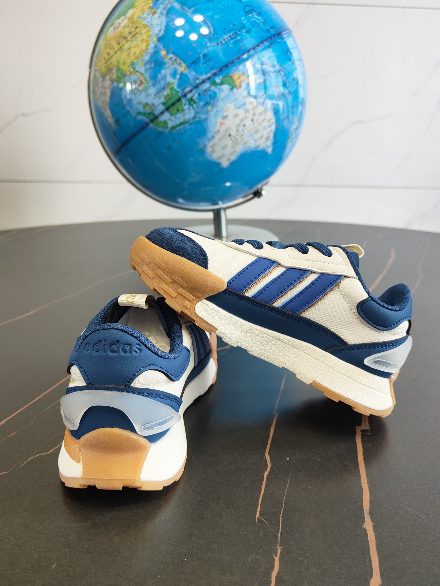 图片[5]-这款Adidas.neoFutroMixr复古风与未来感，熔与一炉跑步运动鞋。采用织物鞋面，饰有风格细腻的三条纹，搭配摩登柔和的配色。采用橡胶外底，从脚🦶趾到后跟带来舒适感受。 尺码：26、27、28、29、30、31、32、33、34、35。-选品中心