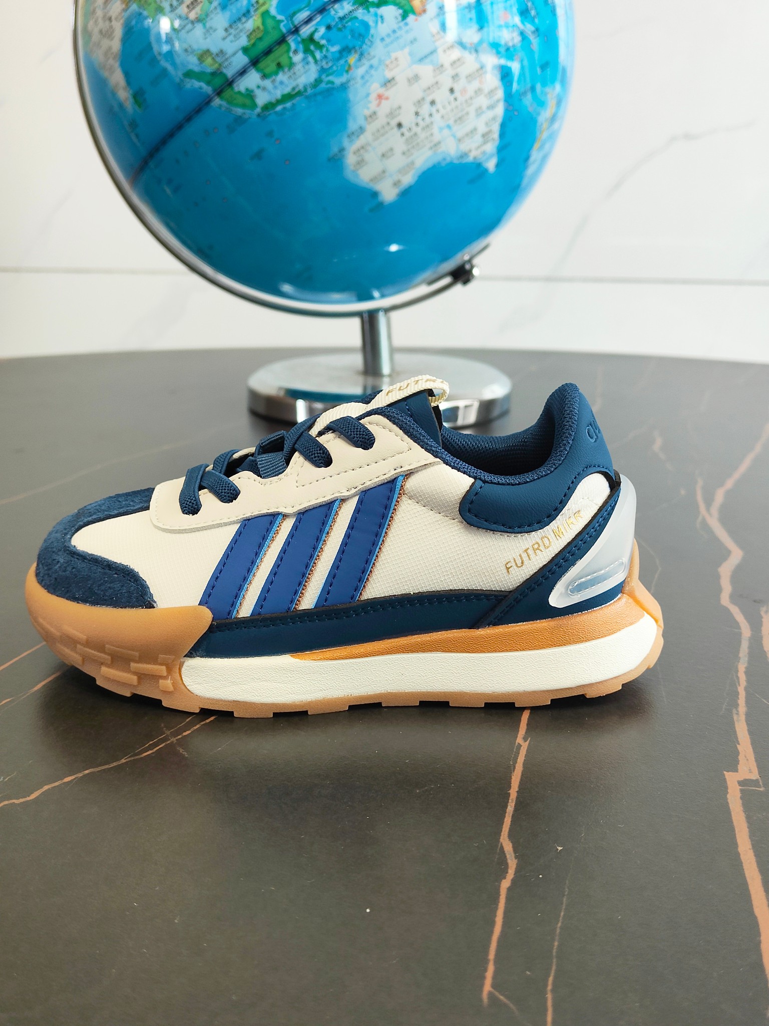 图片[6]-这款Adidas.neoFutroMixr复古风与未来感，熔与一炉跑步运动鞋。采用织物鞋面，饰有风格细腻的三条纹，搭配摩登柔和的配色。采用橡胶外底，从脚🦶趾到后跟带来舒适感受。 尺码：26、27、28、29、30、31、32、33、34、35。-选品中心