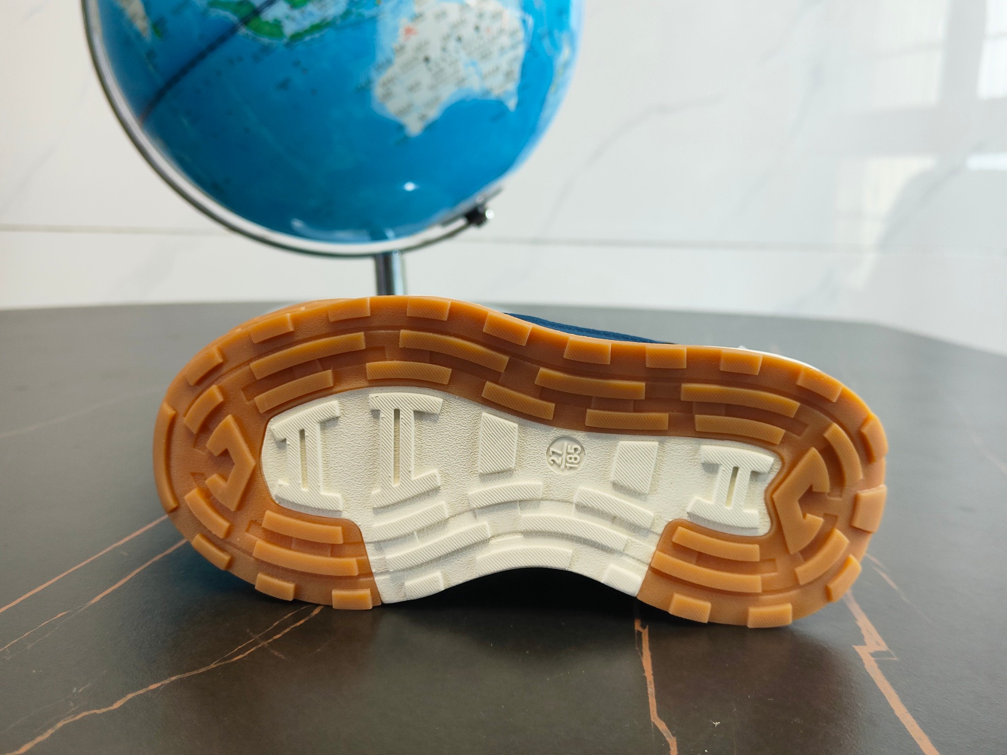 图片[7]-这款Adidas.neoFutroMixr复古风与未来感，熔与一炉跑步运动鞋。采用织物鞋面，饰有风格细腻的三条纹，搭配摩登柔和的配色。采用橡胶外底，从脚🦶趾到后跟带来舒适感受。 尺码：26、27、28、29、30、31、32、33、34、35。-选品中心